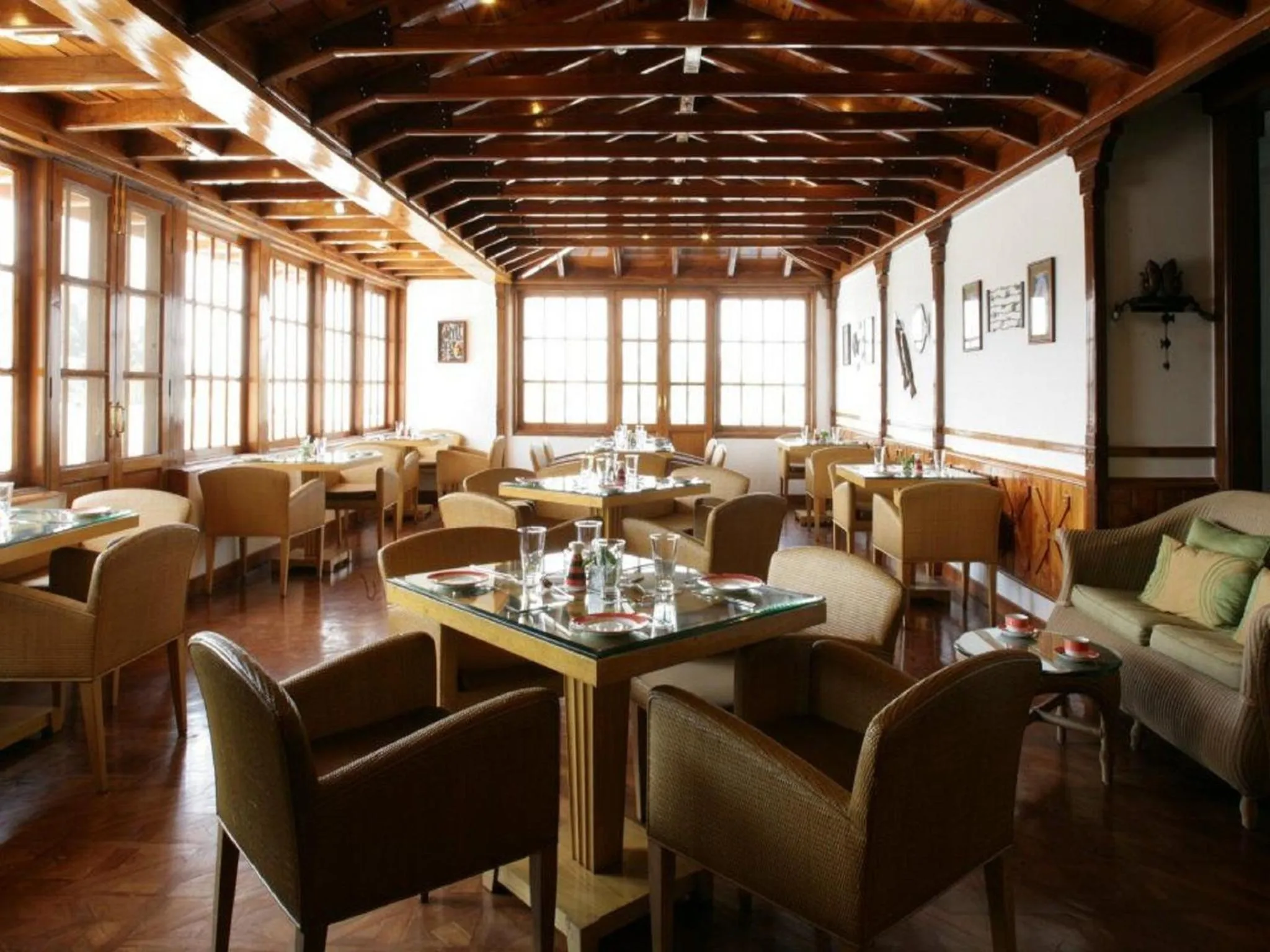 Restaurant/places to eat in Jaypee Residency Manor