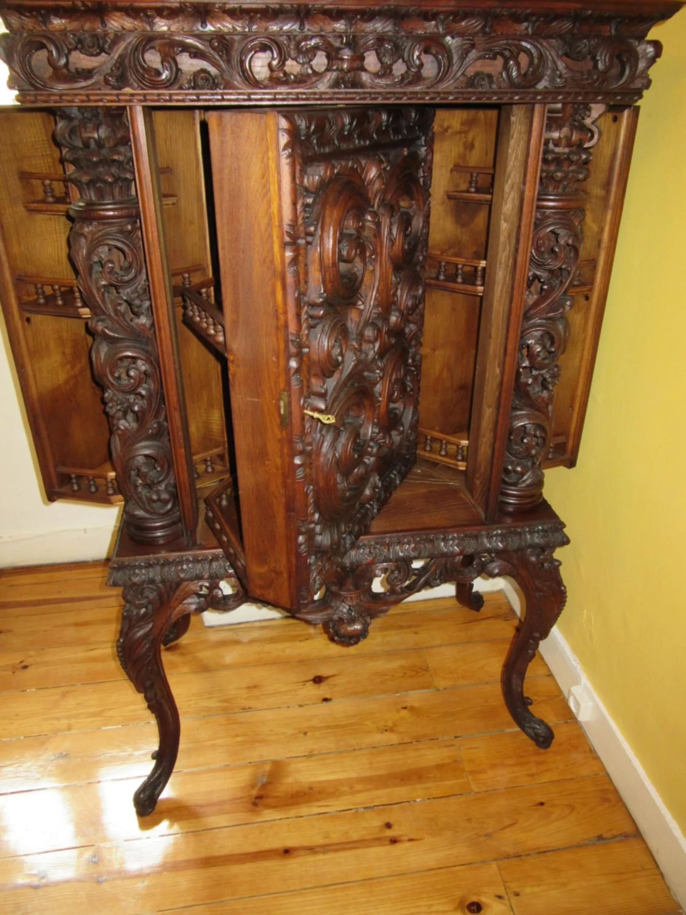 Decorative detail in Family Macedo