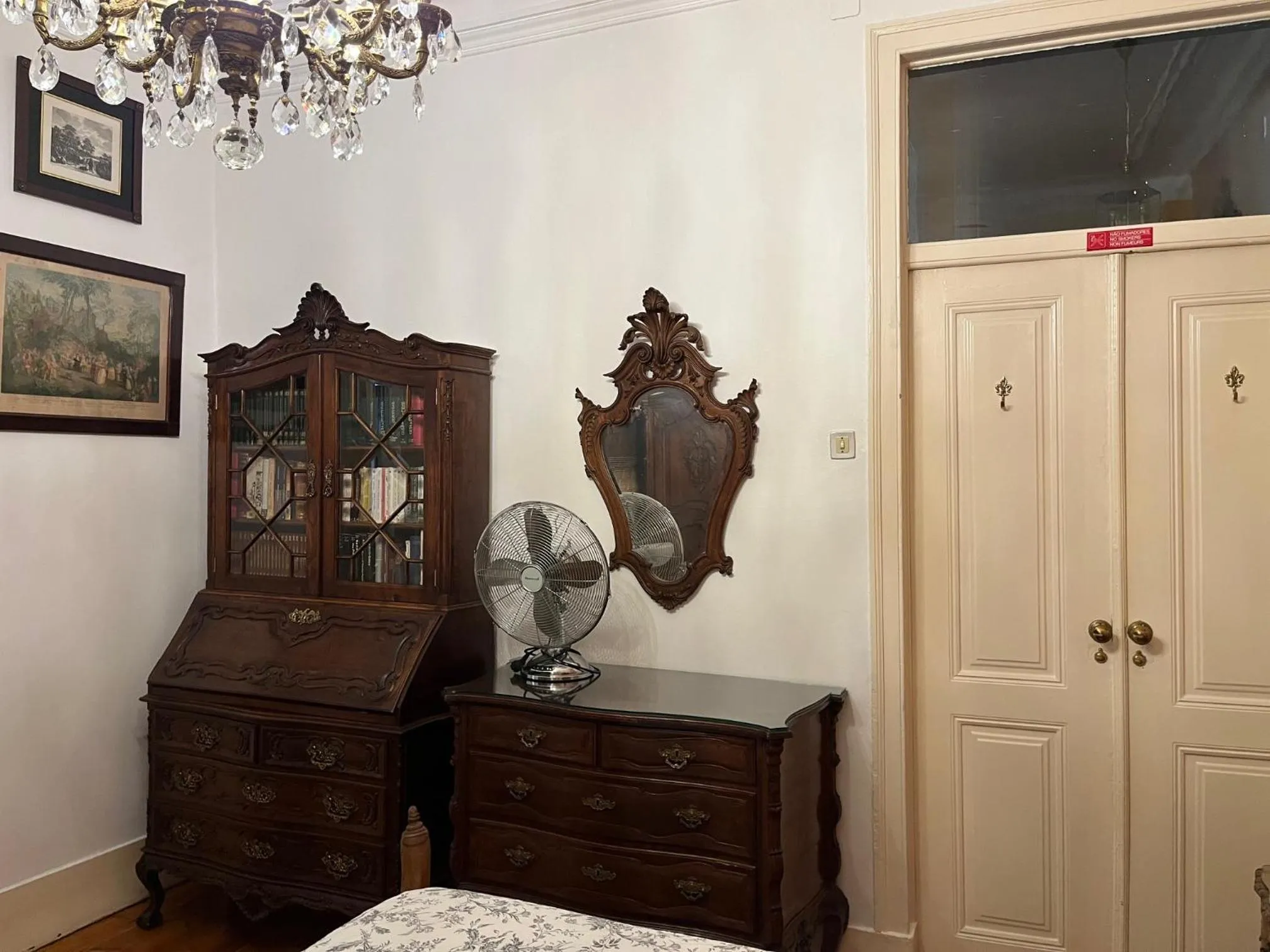 Photo of the whole room in Family Macedo