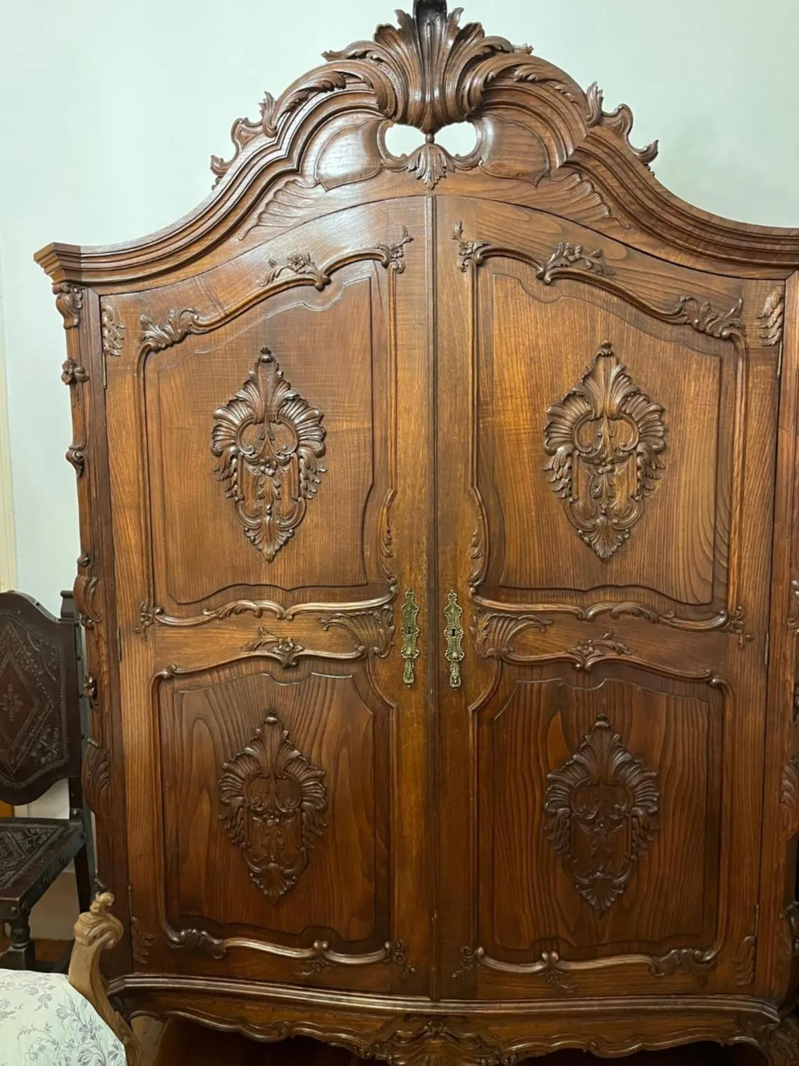 wardrobe in Family Macedo