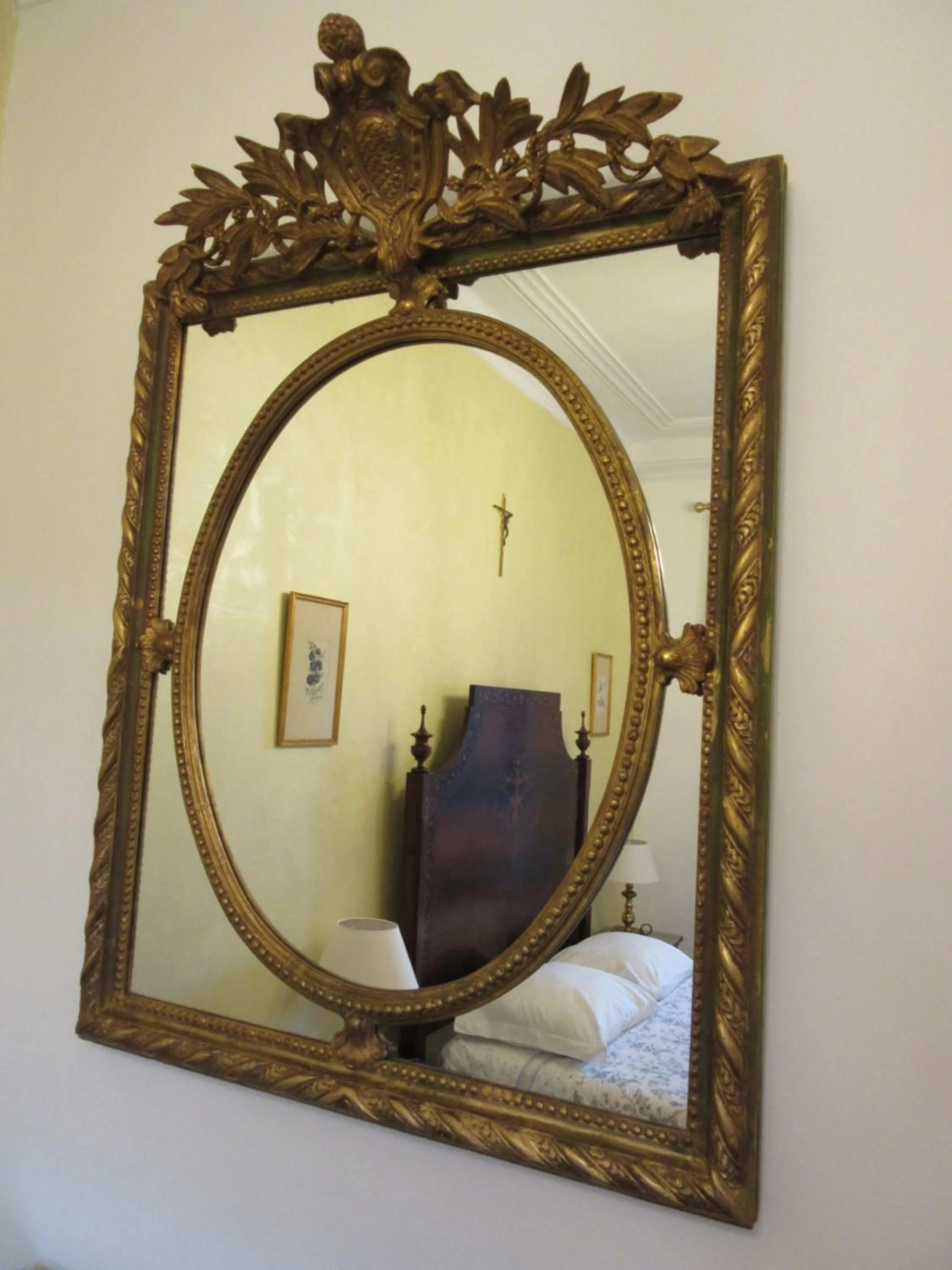 Decorative detail in Family Macedo