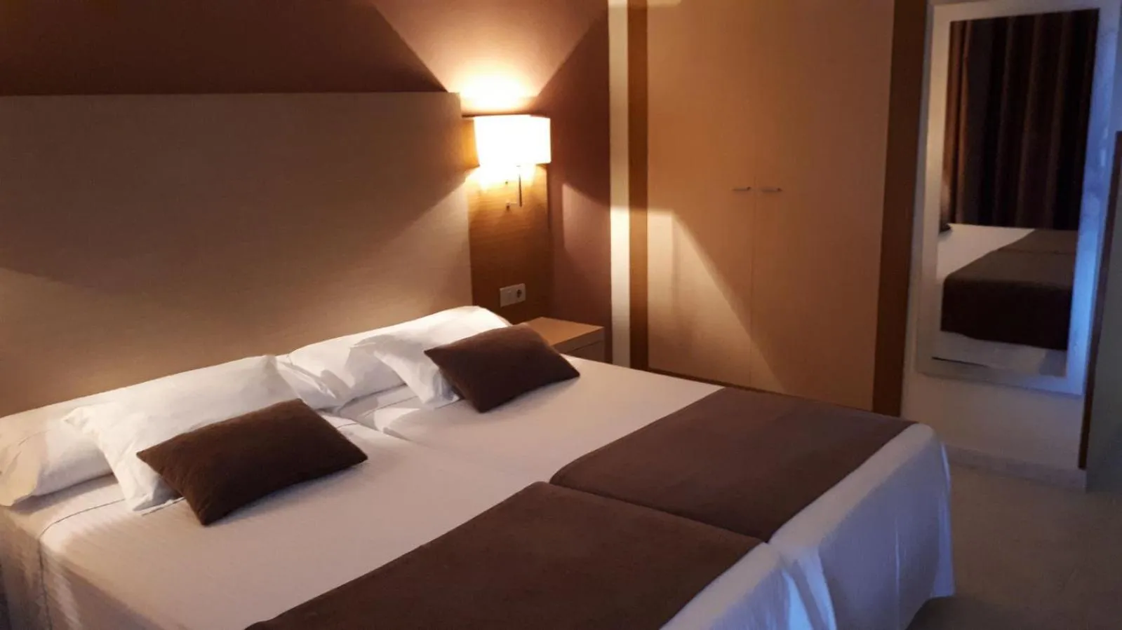 Decorative detail, Bed in Rosabel