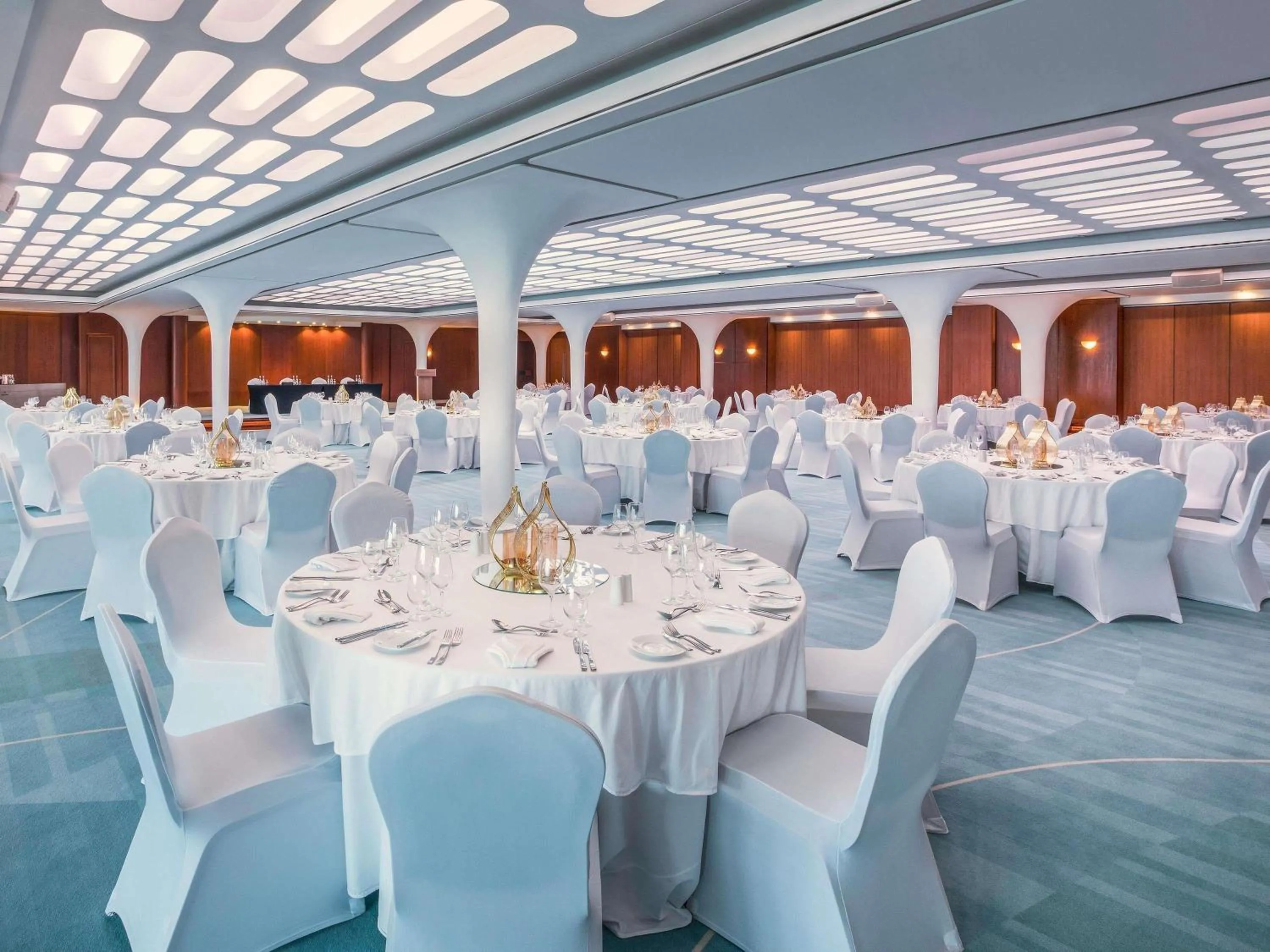 Meeting/conference room in Queen Elizabeth 2 Hotel