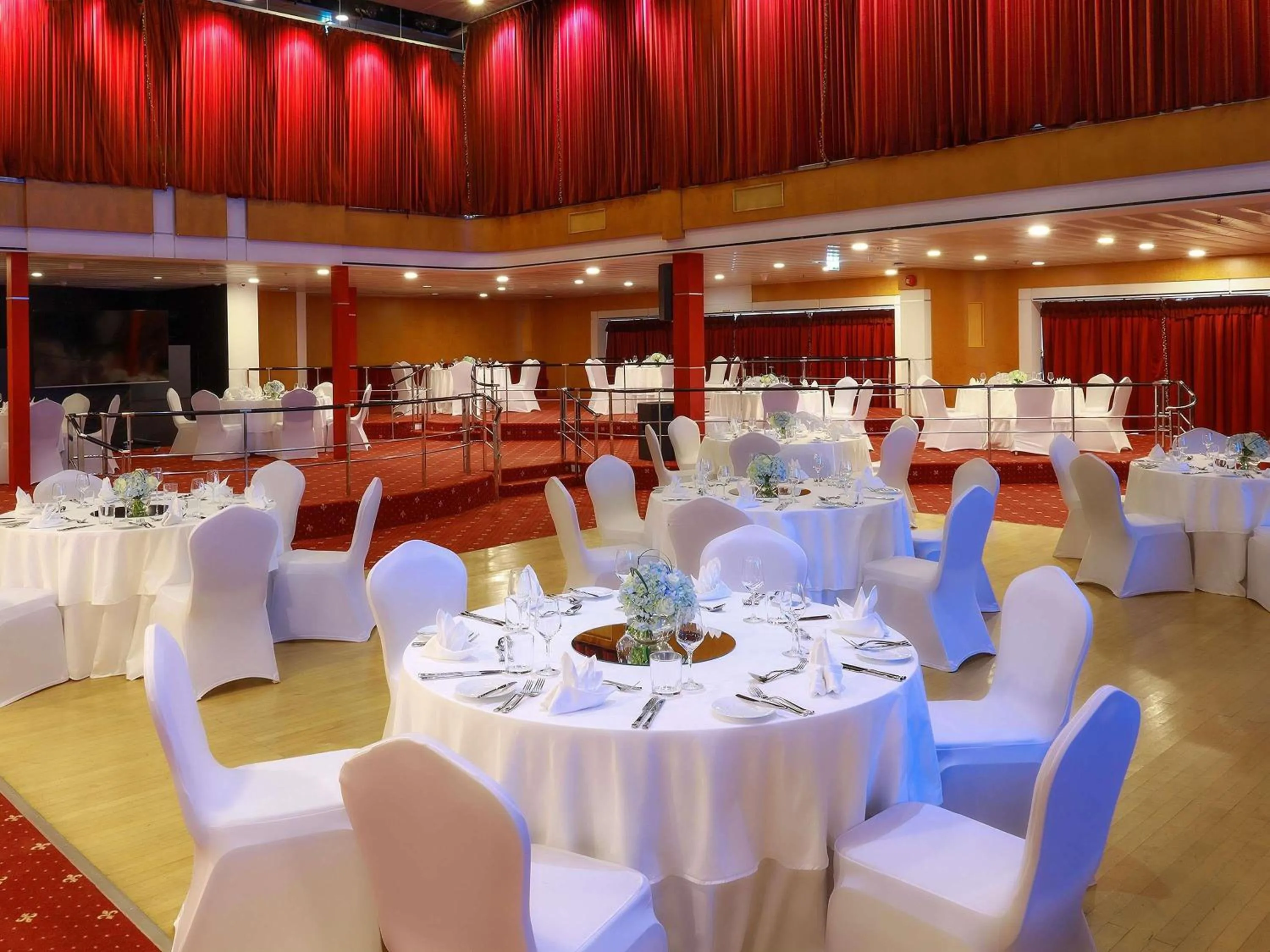 Meeting/conference room in Queen Elizabeth 2 Hotel