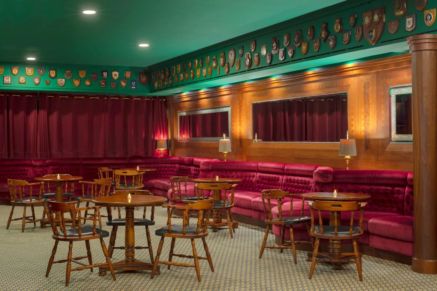 Lounge or bar in Queen Elizabeth 2 Hotel