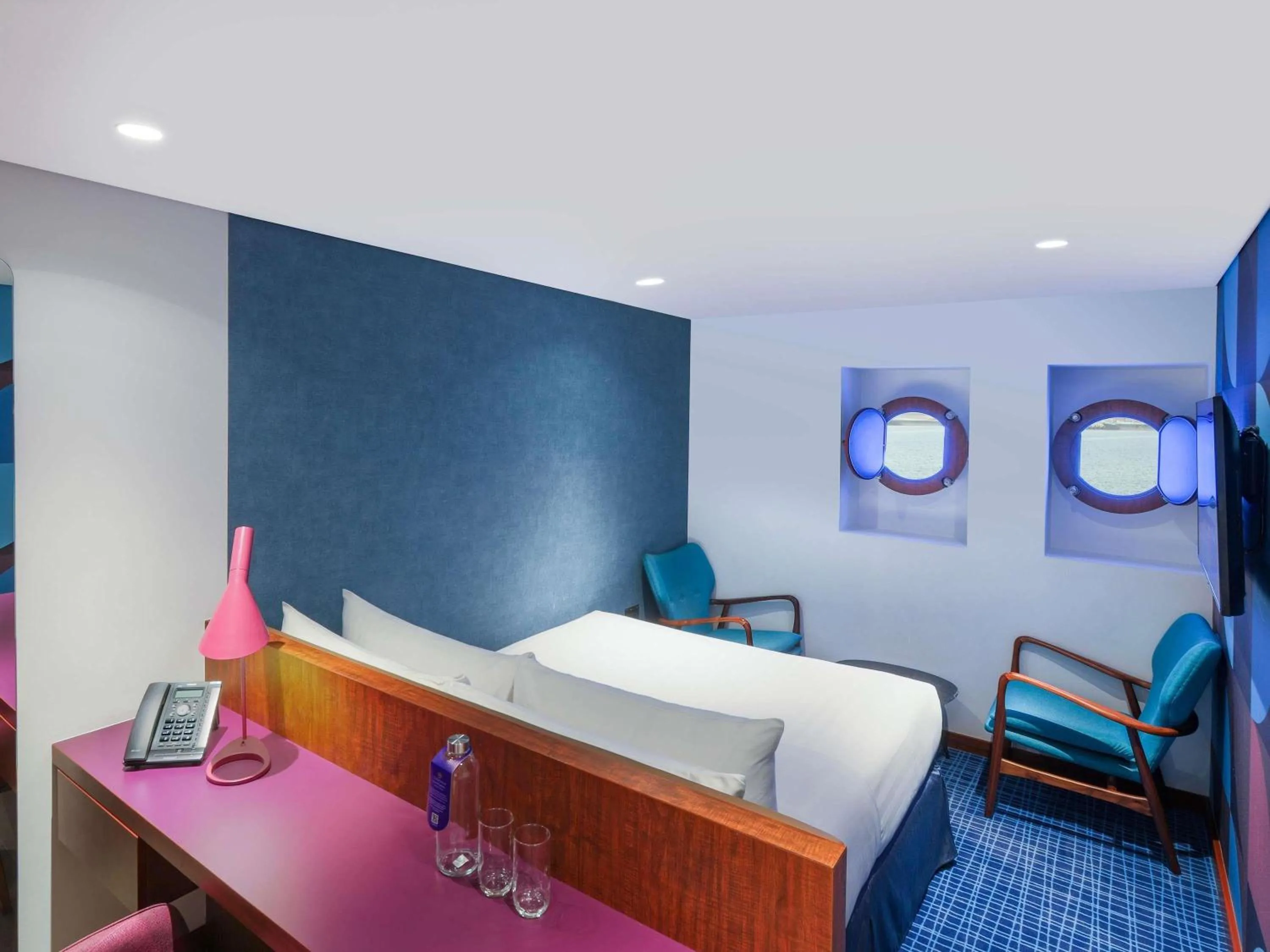 Bedroom, Bed in Queen Elizabeth 2 Hotel