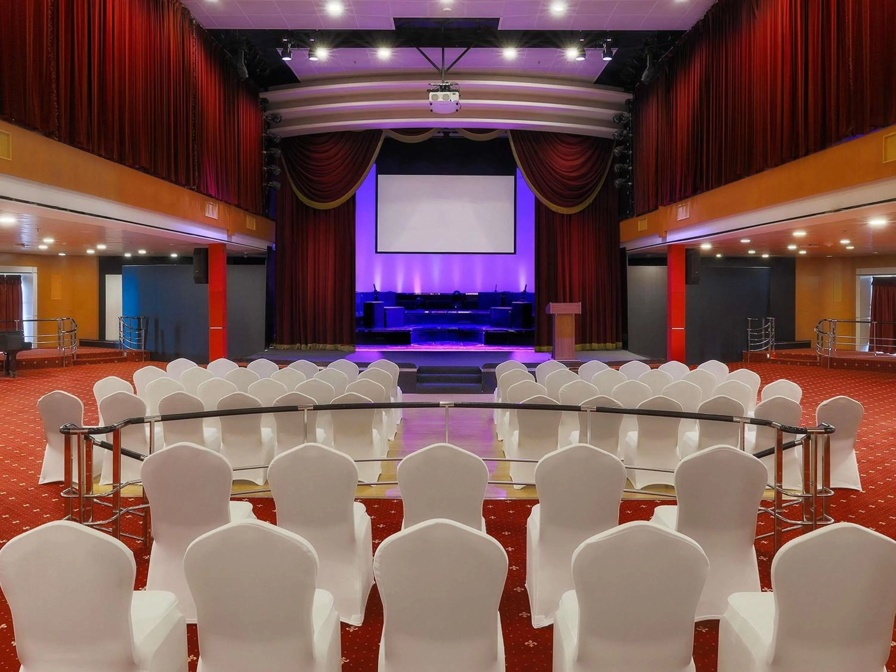 Meeting/conference room in Queen Elizabeth 2 Hotel