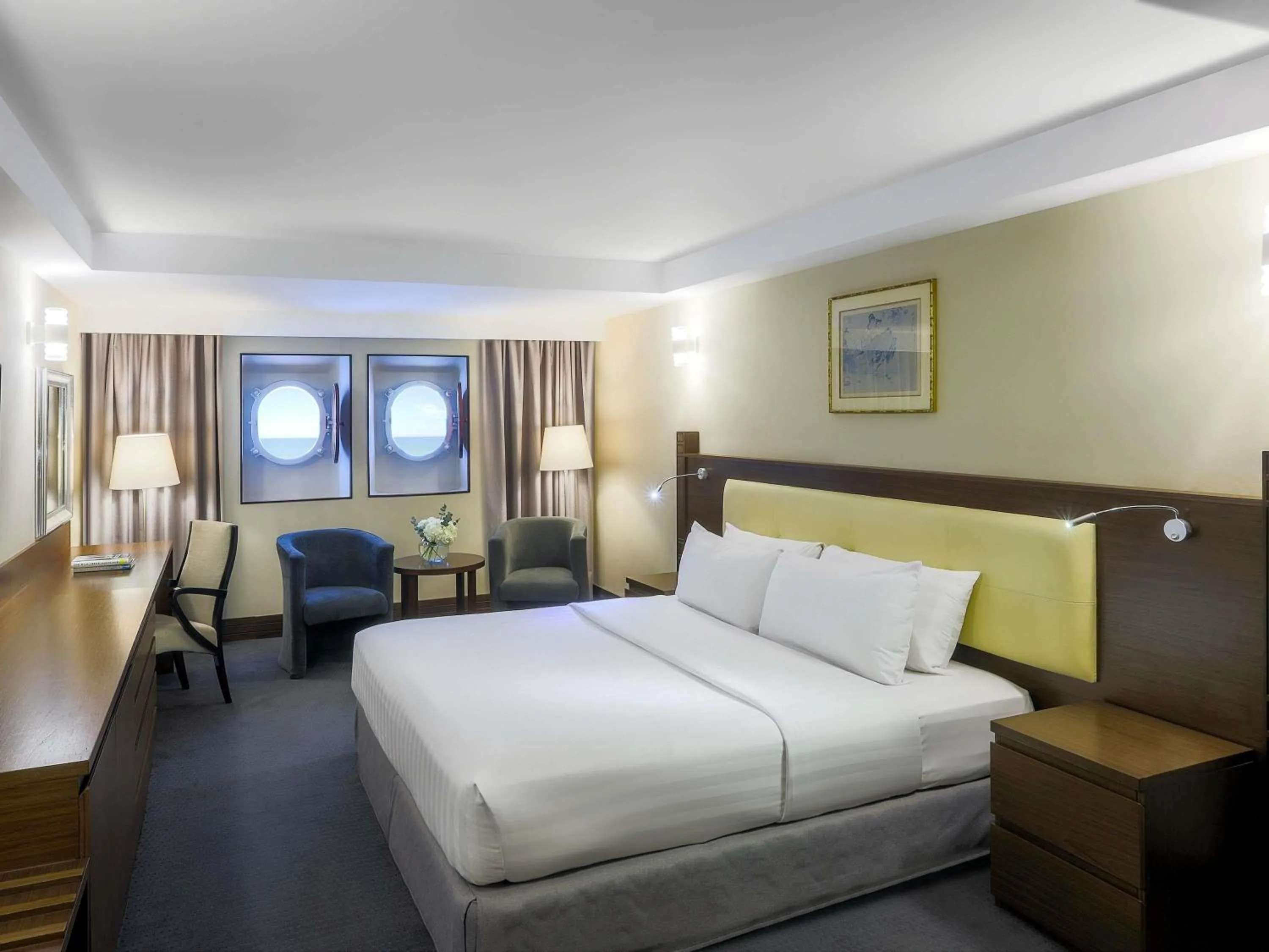 Bedroom, Bed in Queen Elizabeth 2 Hotel