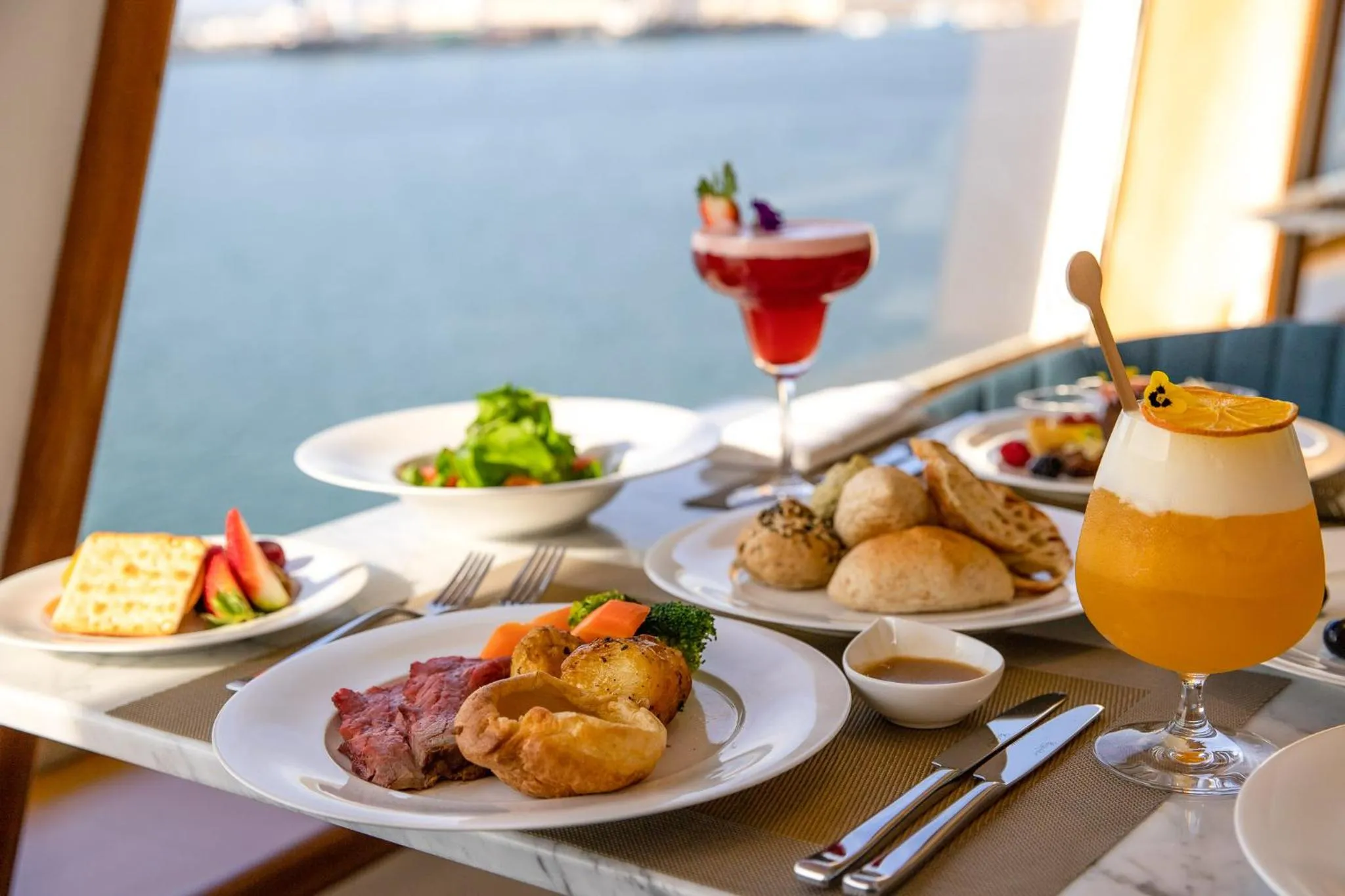 Restaurant/places to eat in Queen Elizabeth 2 Hotel