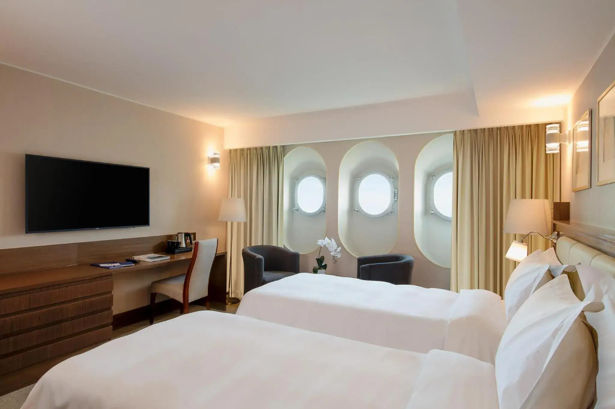 Superior Room with Two Single Beds and City View in Queen Elizabeth 2 Hotel Superior Room with Two Single Beds and City View in Queen Elizabeth 2 Hotel