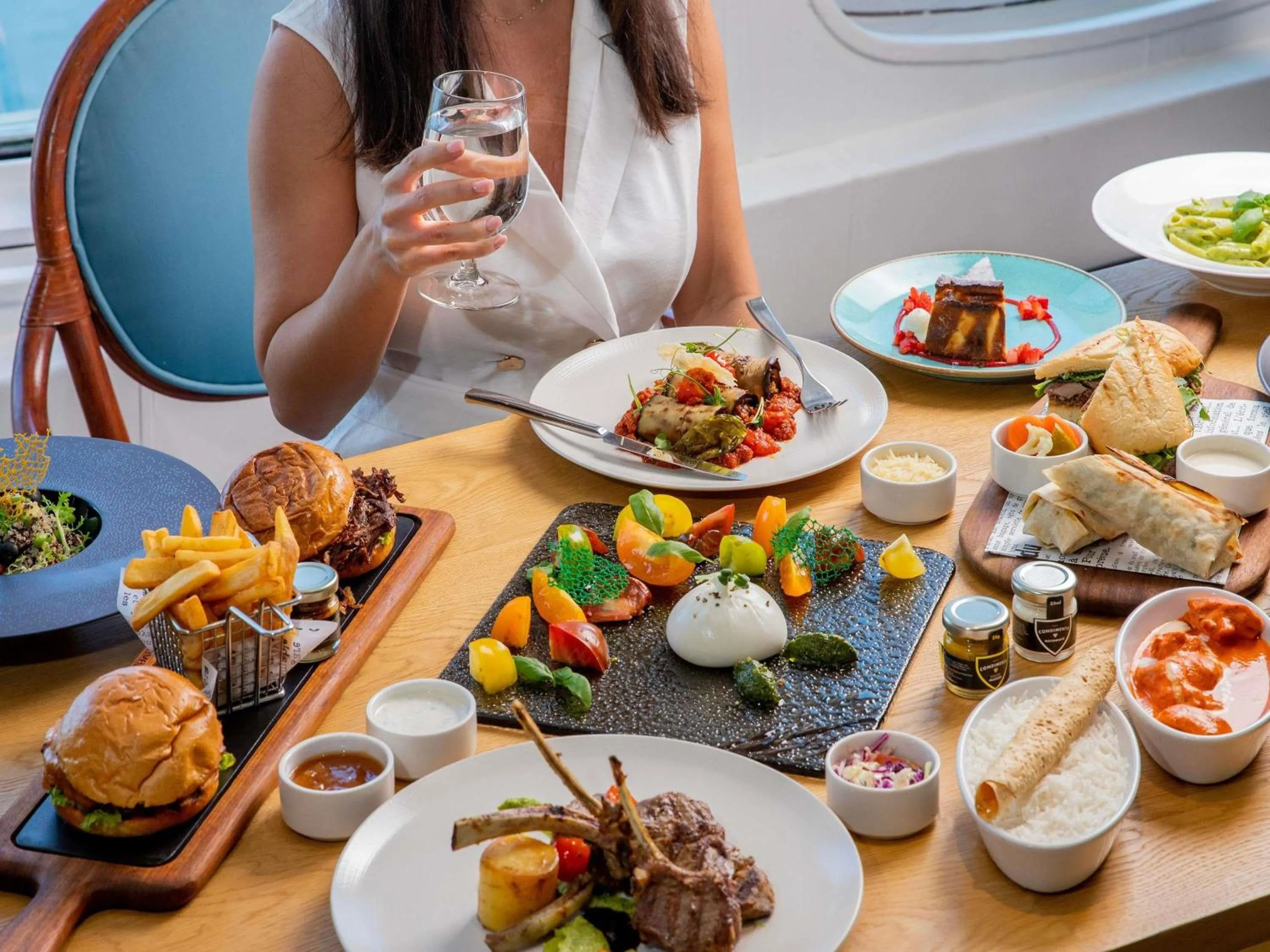 Restaurant/places to eat in Queen Elizabeth 2 Hotel