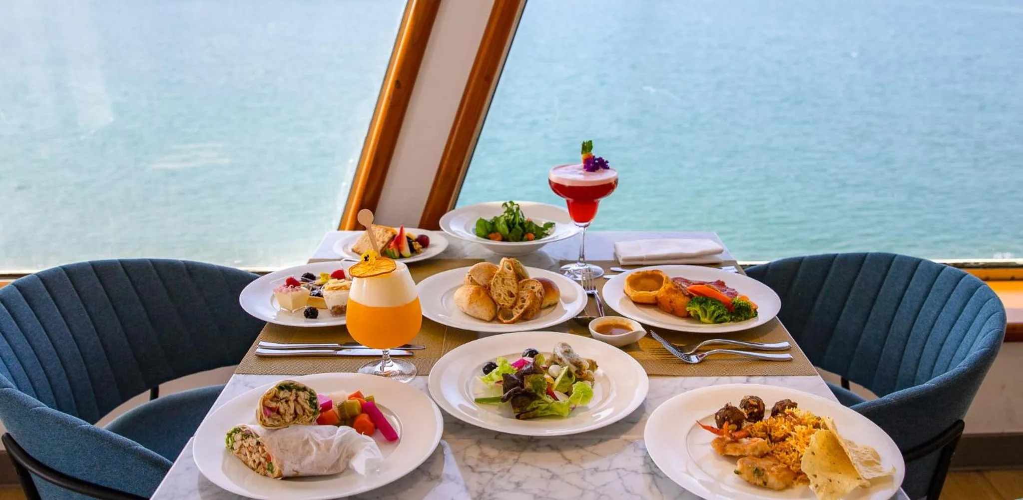 Restaurant/places to eat in Queen Elizabeth 2 Hotel