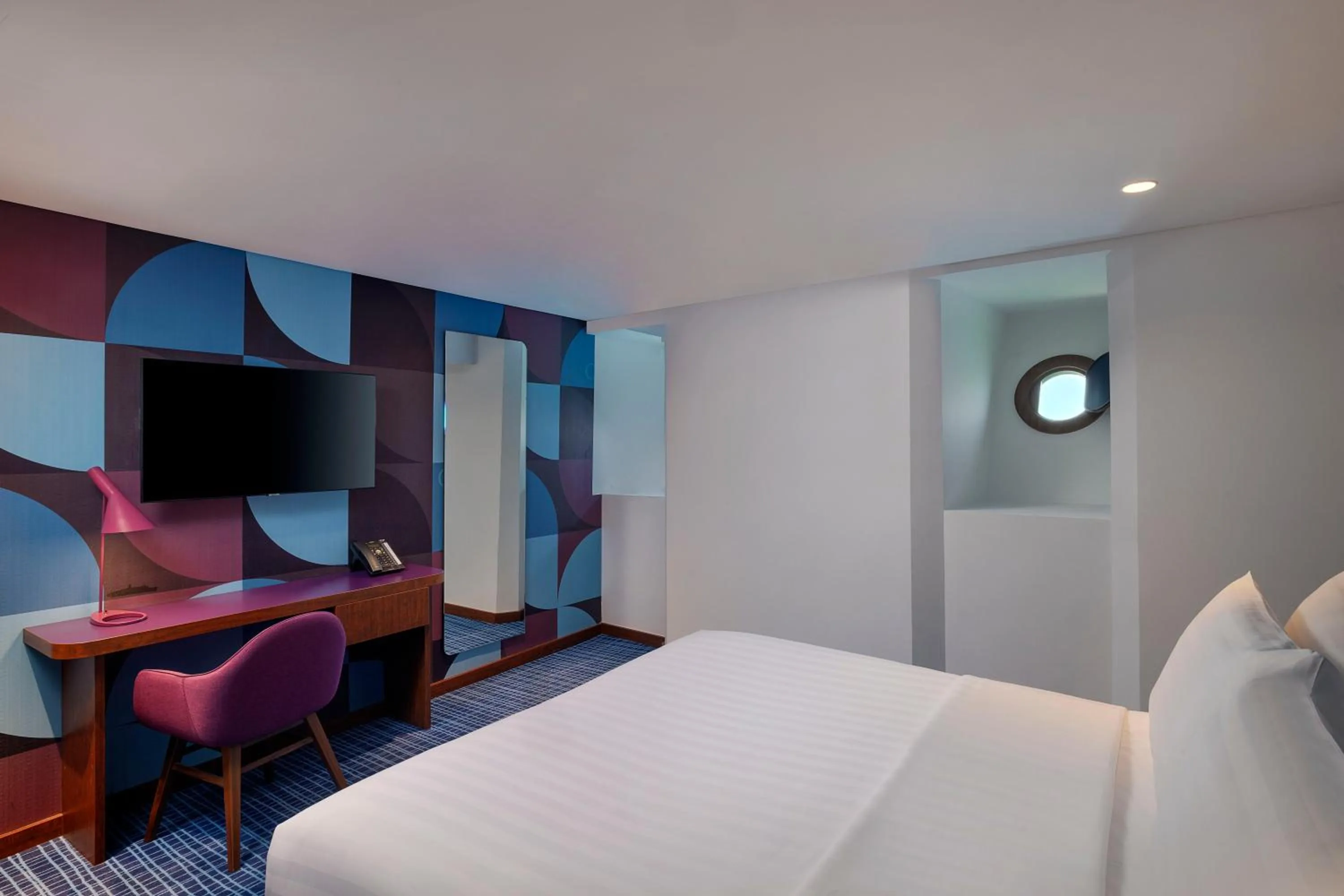 Bedroom, Bed in Queen Elizabeth 2 Hotel