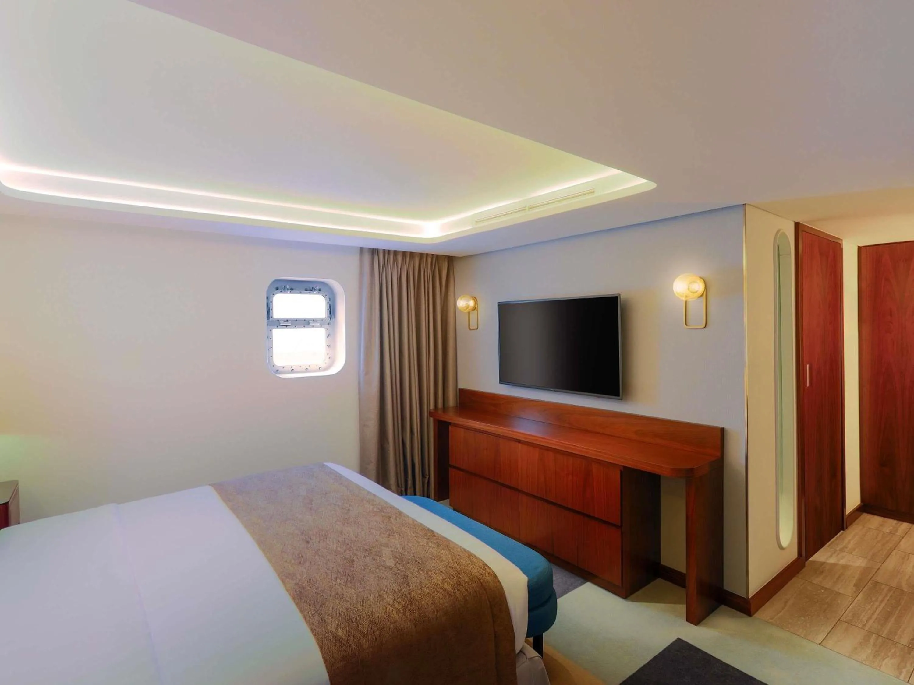 Bedroom, Bed in Queen Elizabeth 2 Hotel