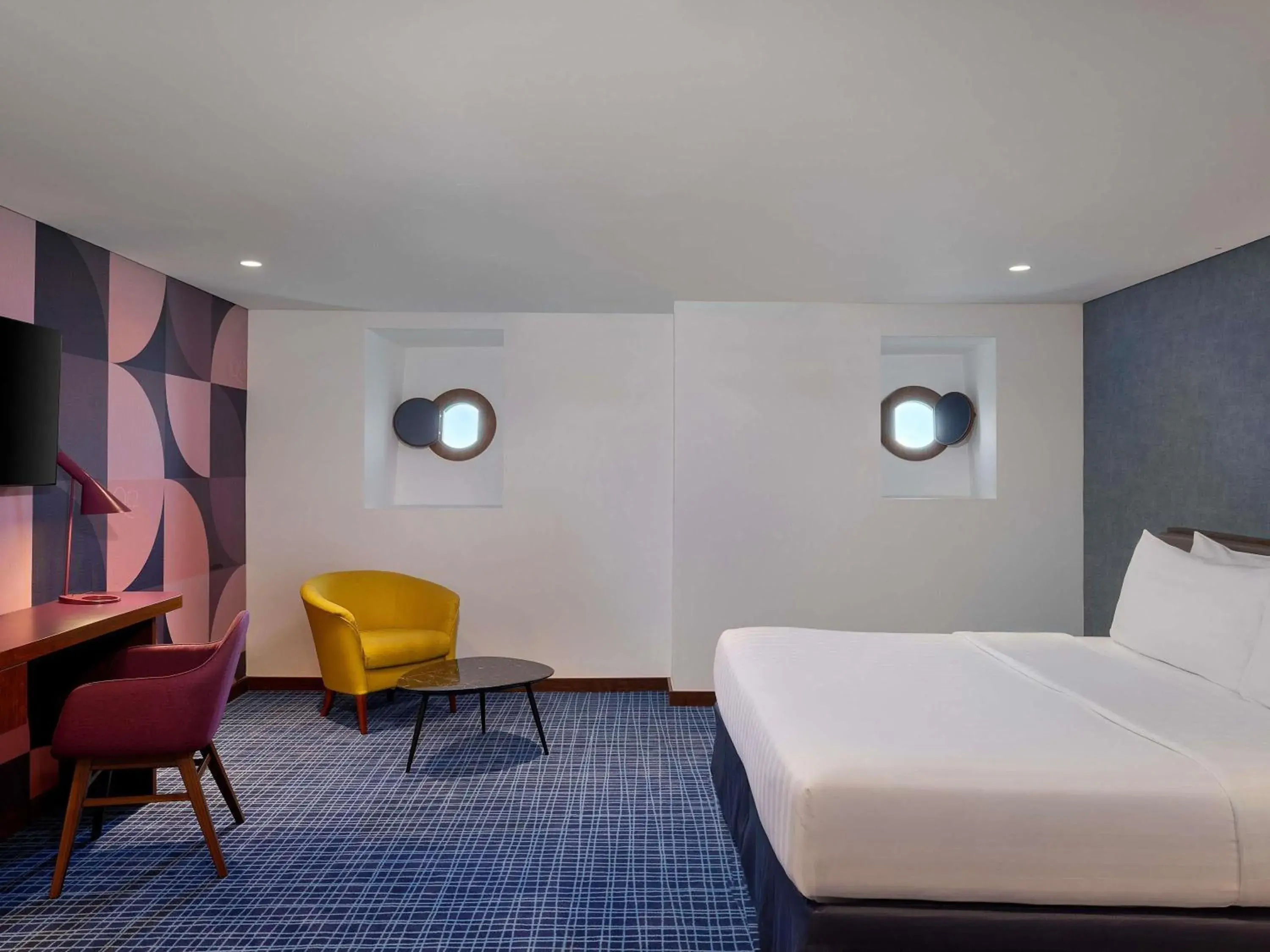 Deluxe King Room in Queen Elizabeth 2 Hotel Deluxe King Room in Queen Elizabeth 2 Hotel