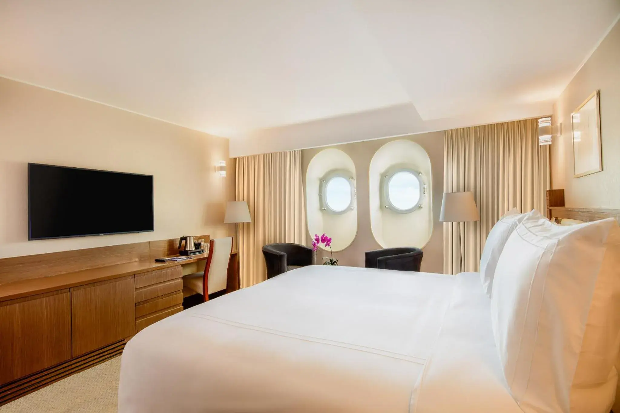 Superior Room Sea View with One King Bed in Queen Elizabeth 2 Hotel Superior Room Sea View with One King Bed in Queen Elizabeth 2 Hotel