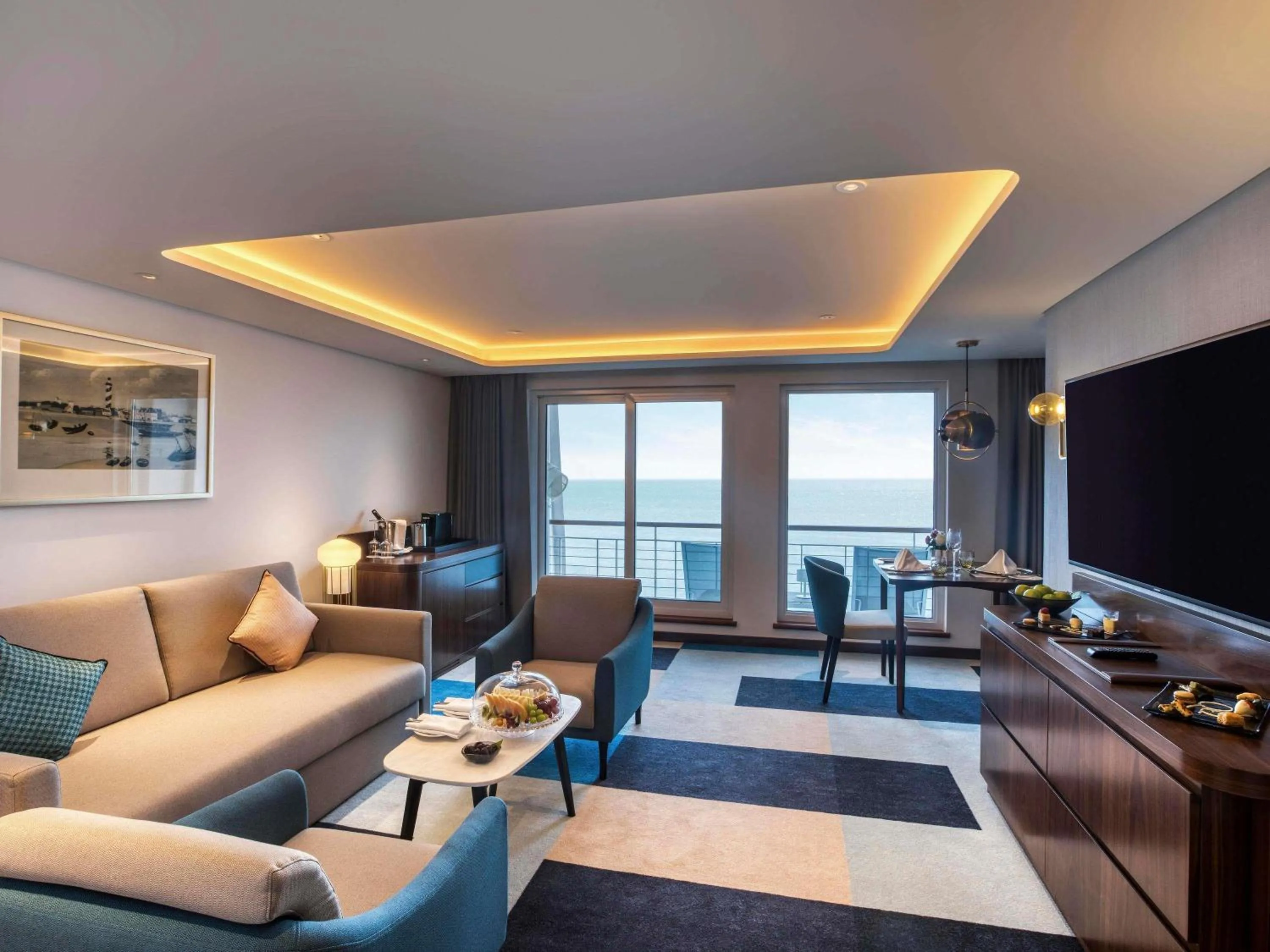 Photo of the whole room in Queen Elizabeth 2 Hotel