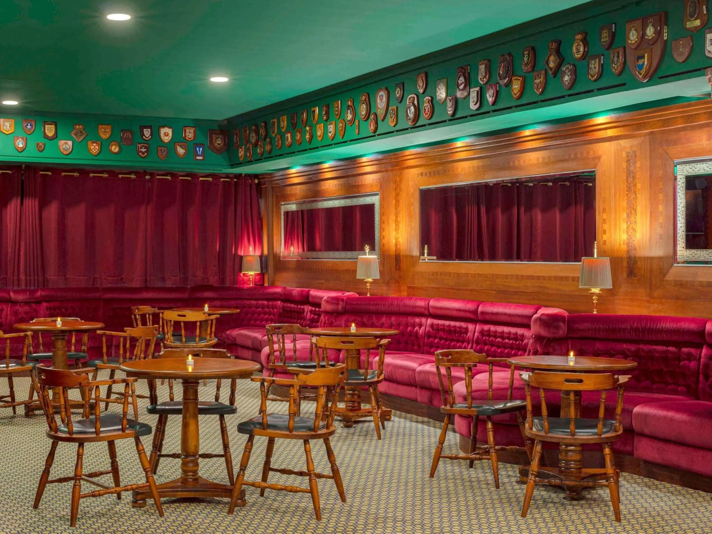 Lounge or bar in Queen Elizabeth 2 Hotel