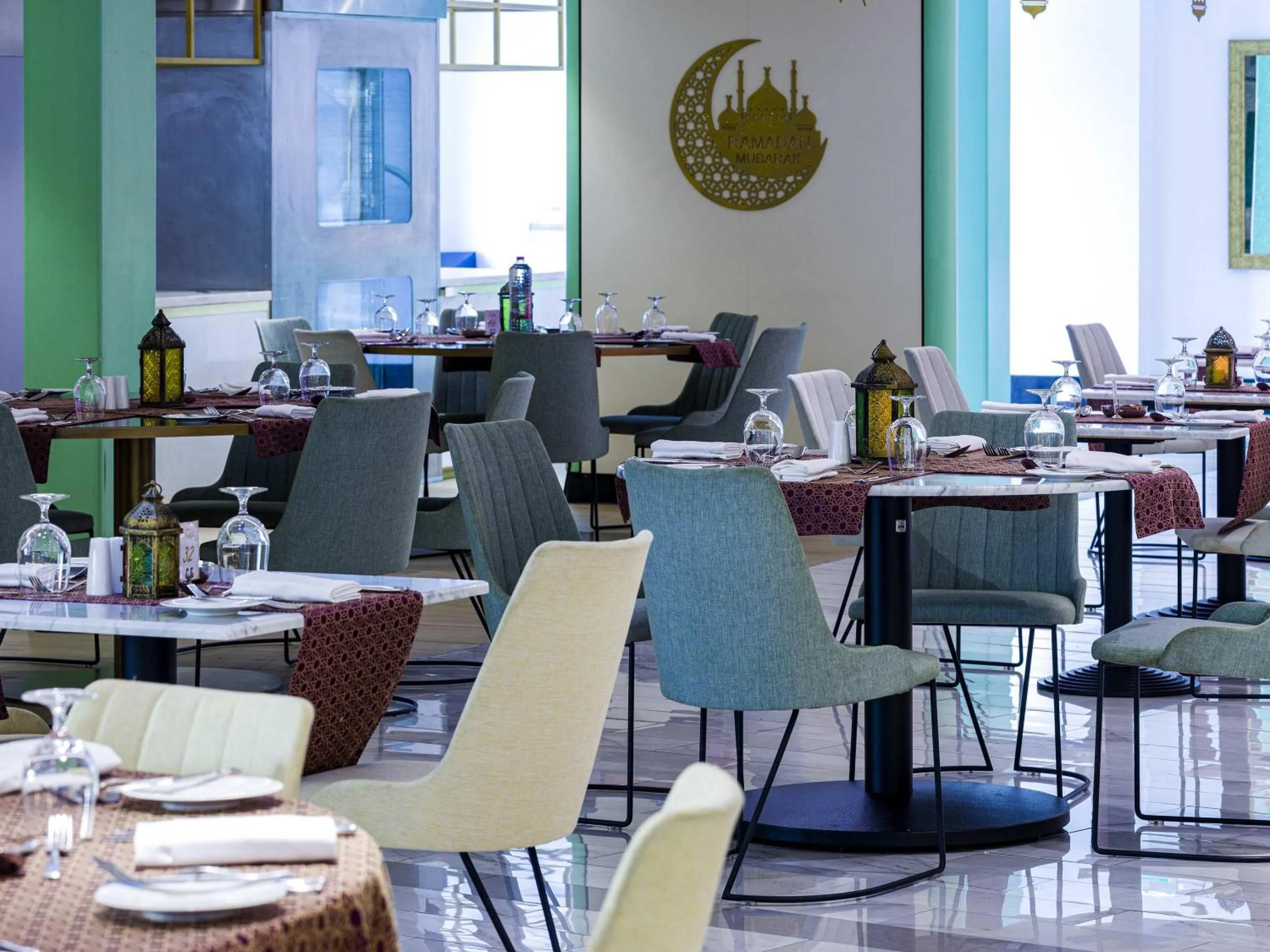 Restaurant/places to eat in Queen Elizabeth 2 Hotel