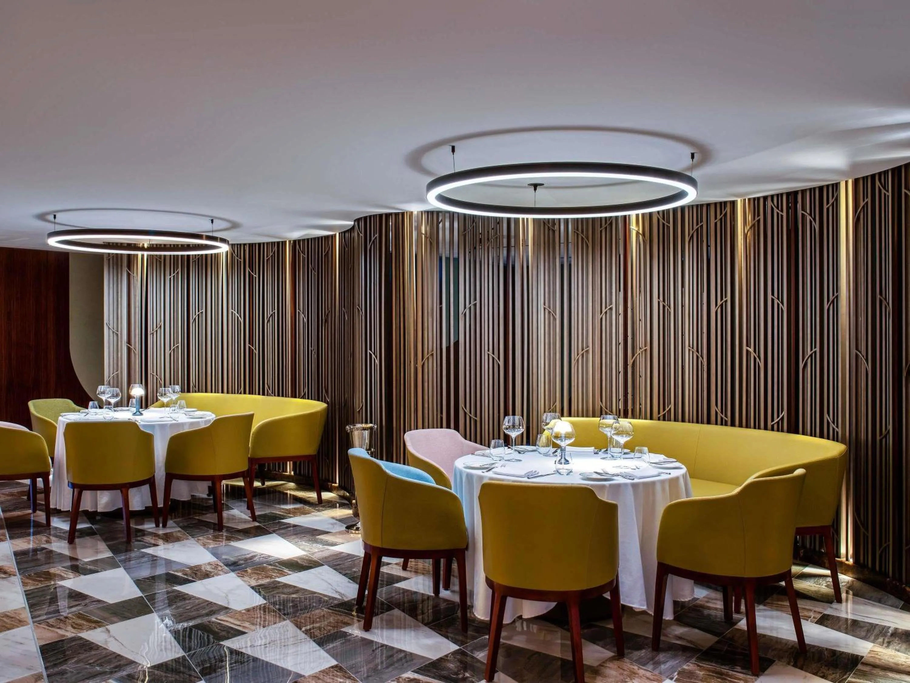 Restaurant/places to eat in Queen Elizabeth 2 Hotel