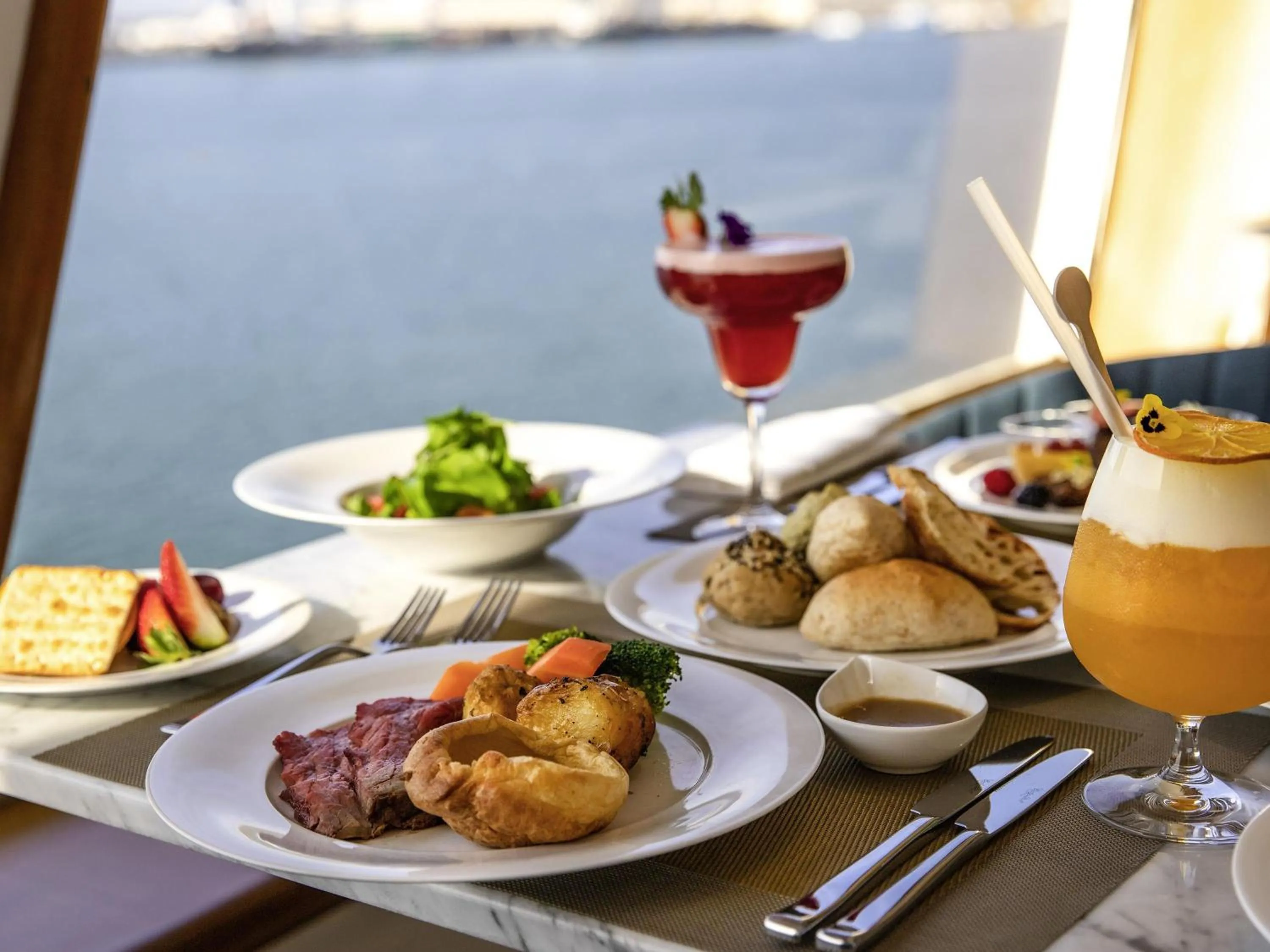 Restaurant/places to eat in Queen Elizabeth 2 Hotel