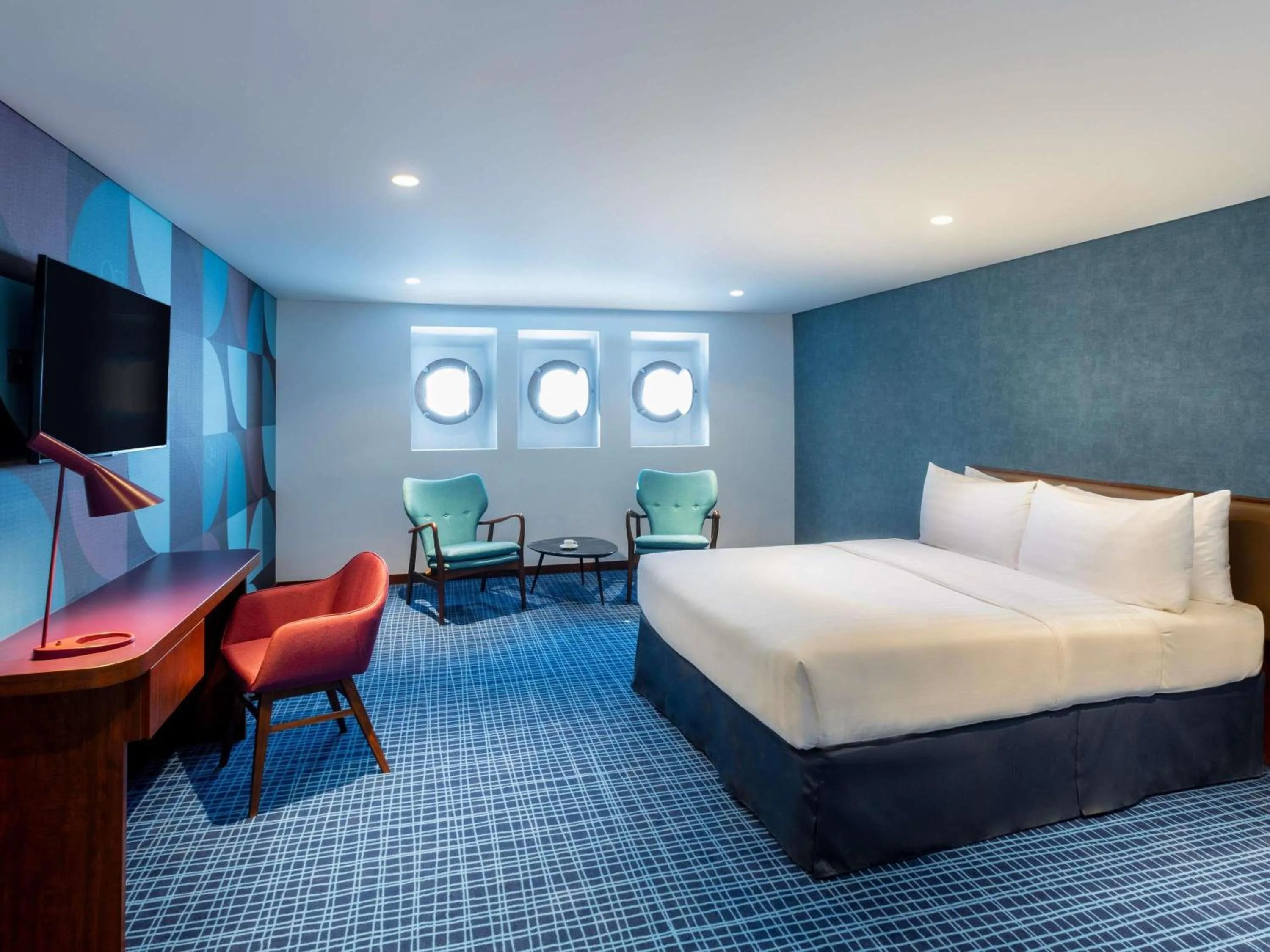 Bedroom, Bed in Queen Elizabeth 2 Hotel