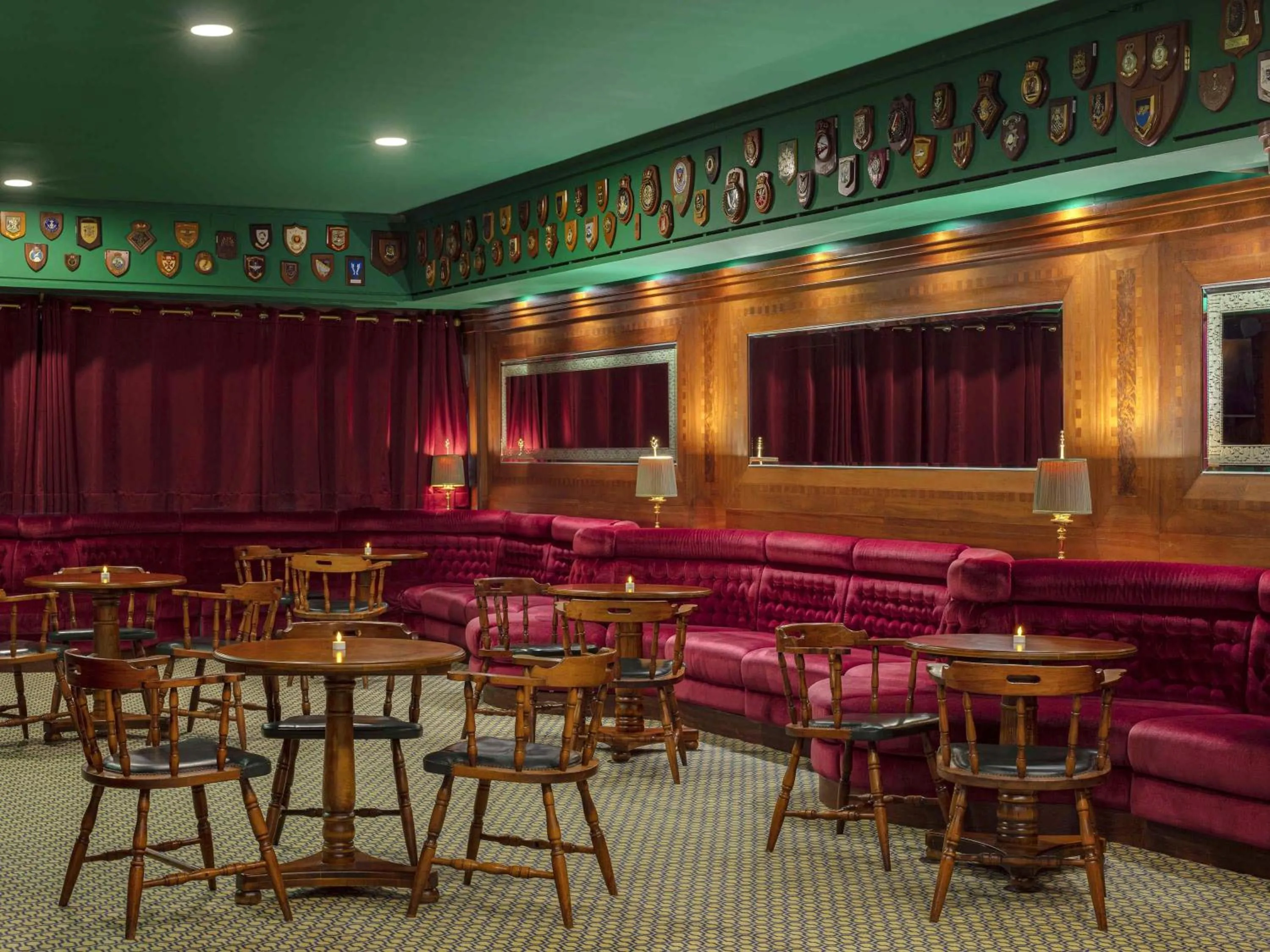 Lounge or bar in Queen Elizabeth 2 Hotel