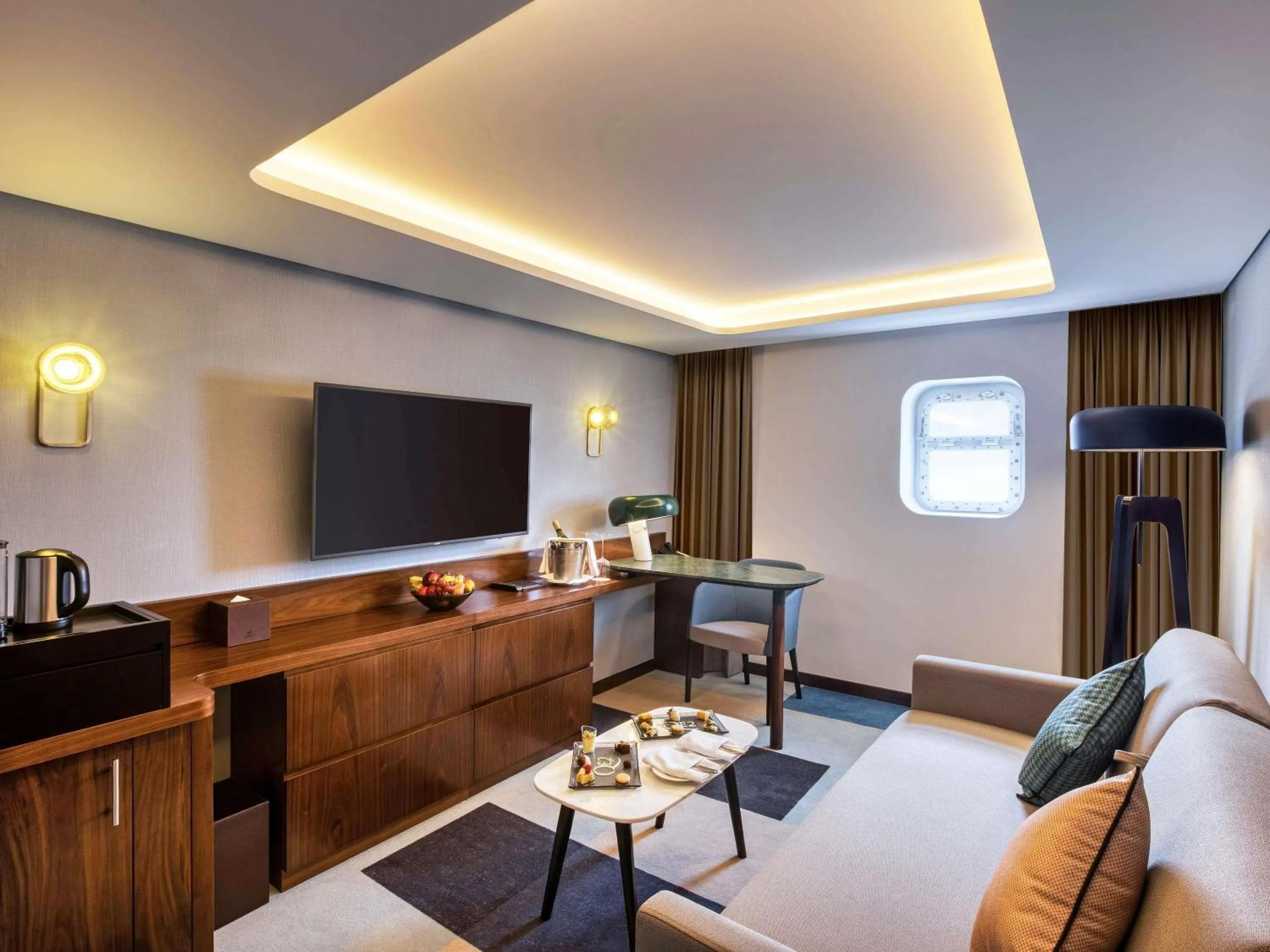 Bedroom in Queen Elizabeth 2 Hotel