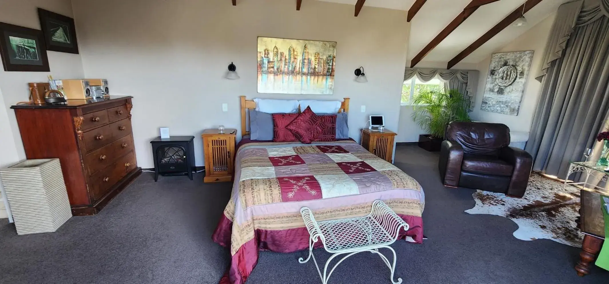 Deluxe King Room in MnM's BnB Deluxe King Room in MnM's BnB