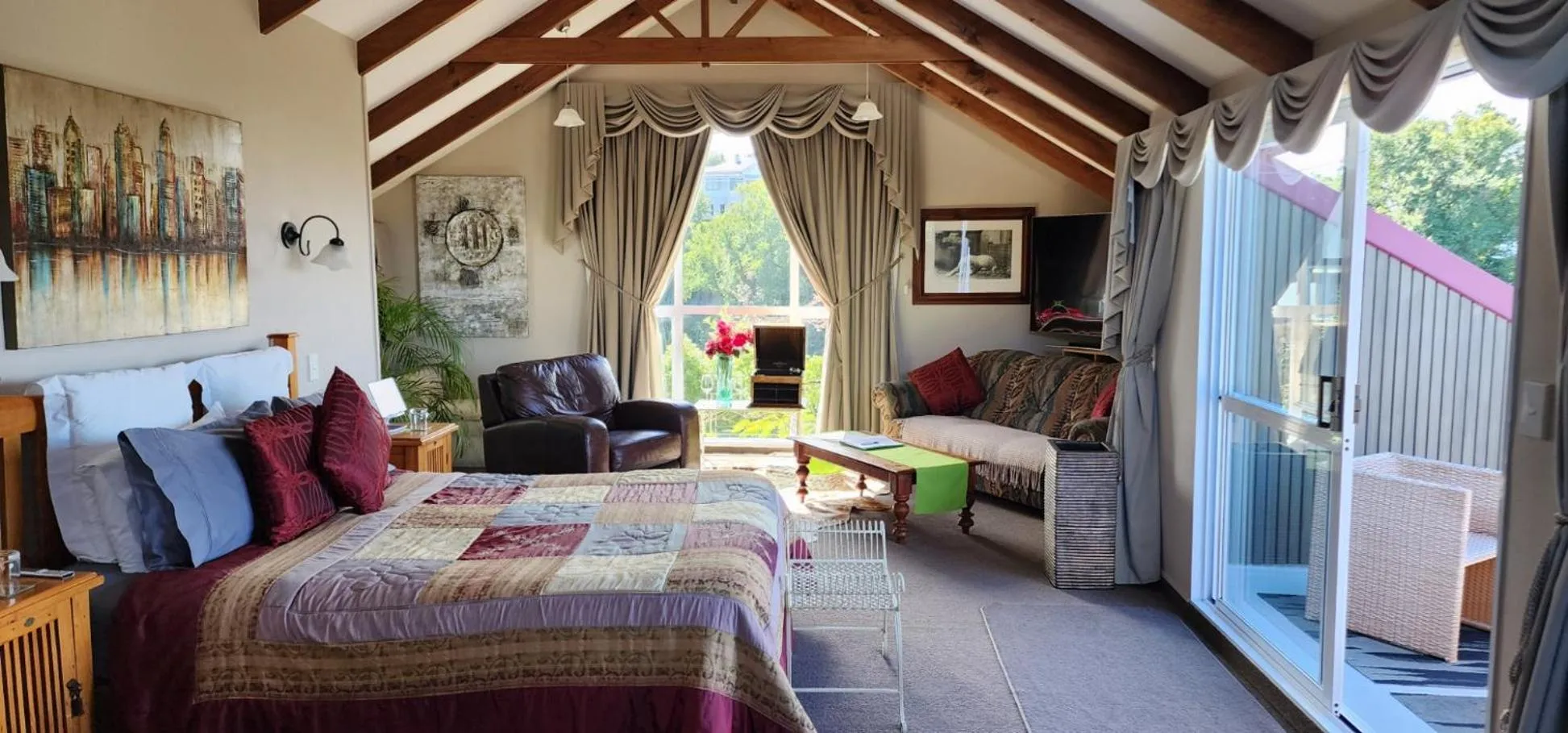 Seating area, Bed in MnM's BnB