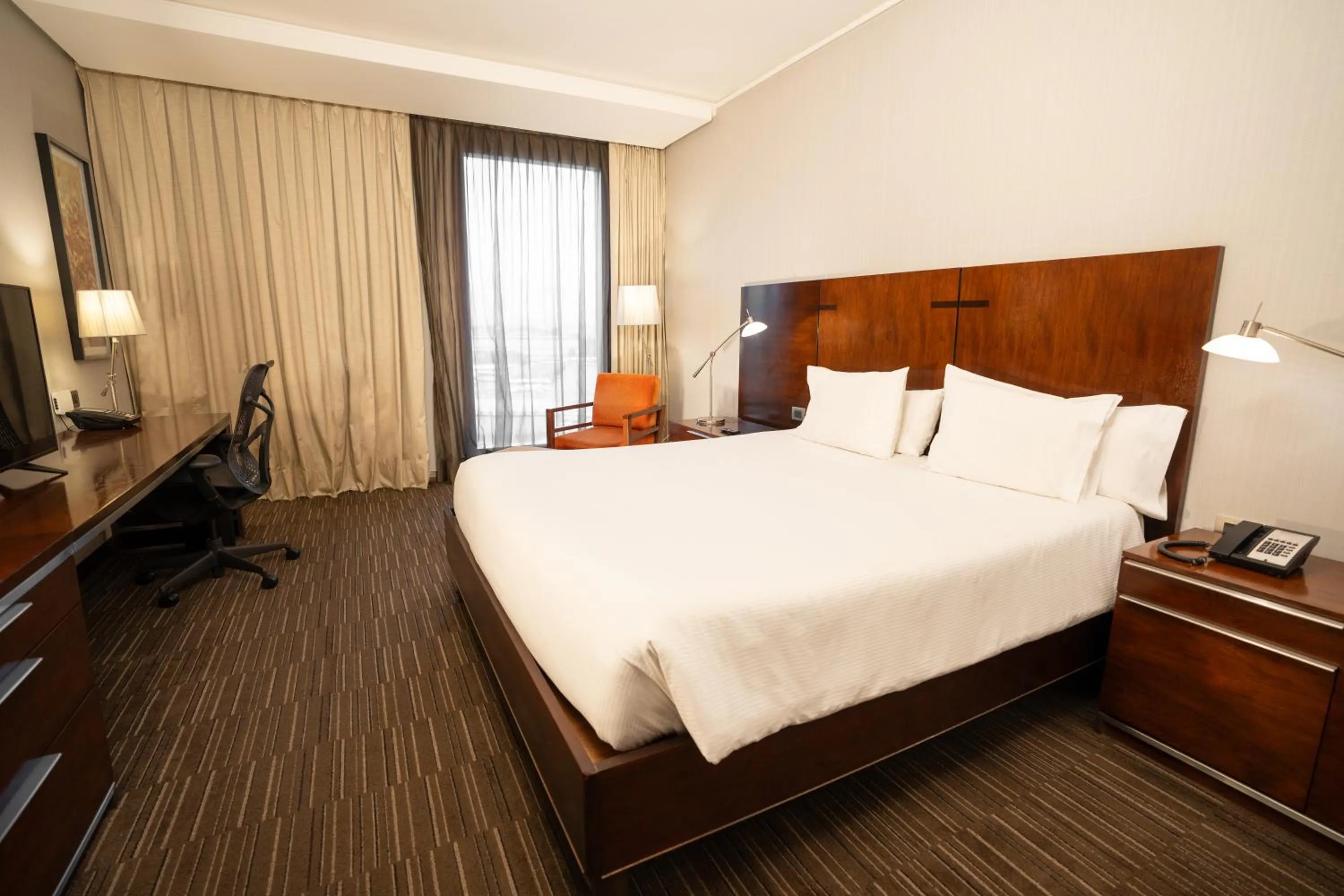 Bedroom, Bed in Hilton Garden Inn Santiago Airport