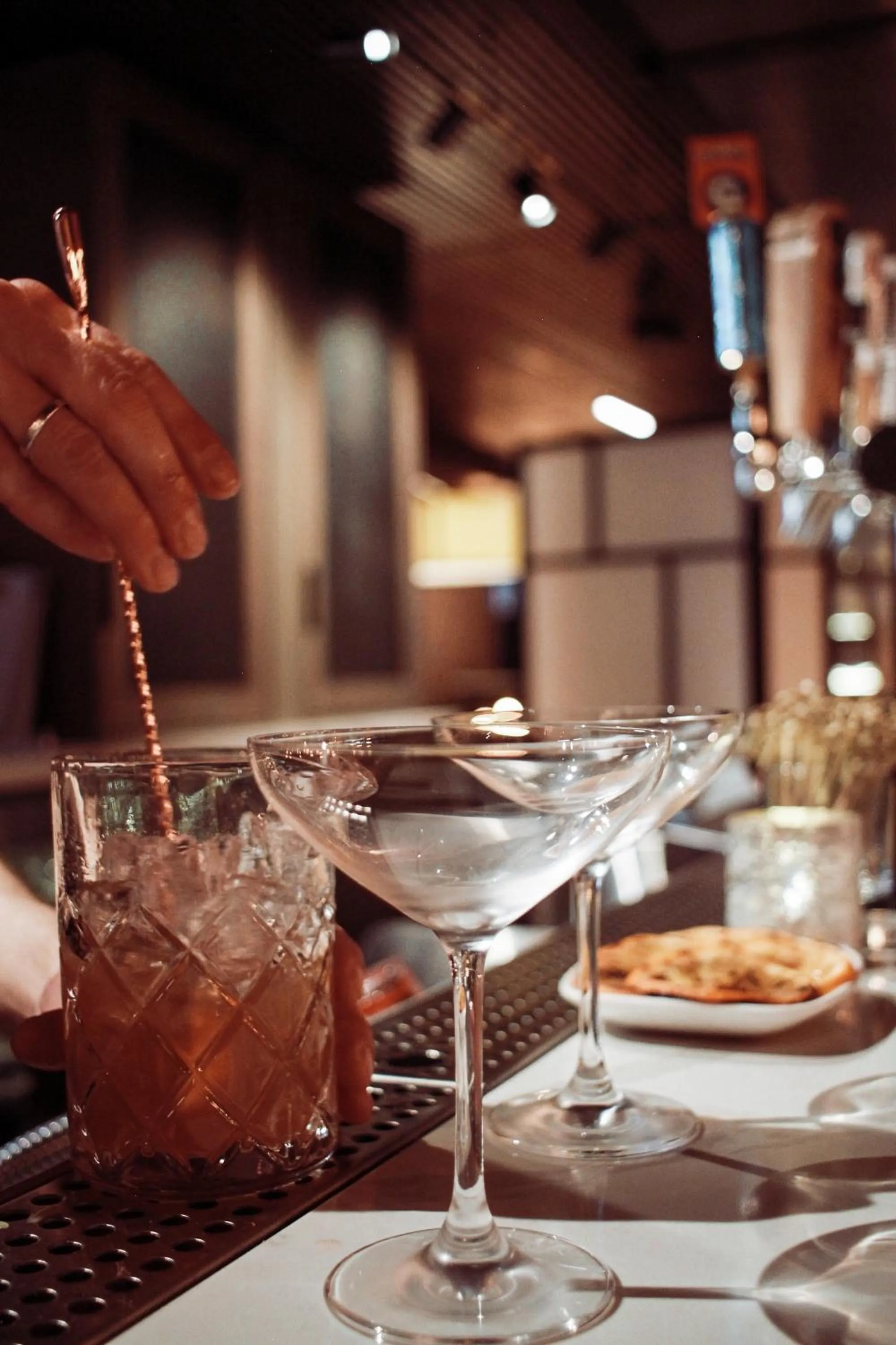 Lounge or bar in Silver Cloud Hotel - Portland