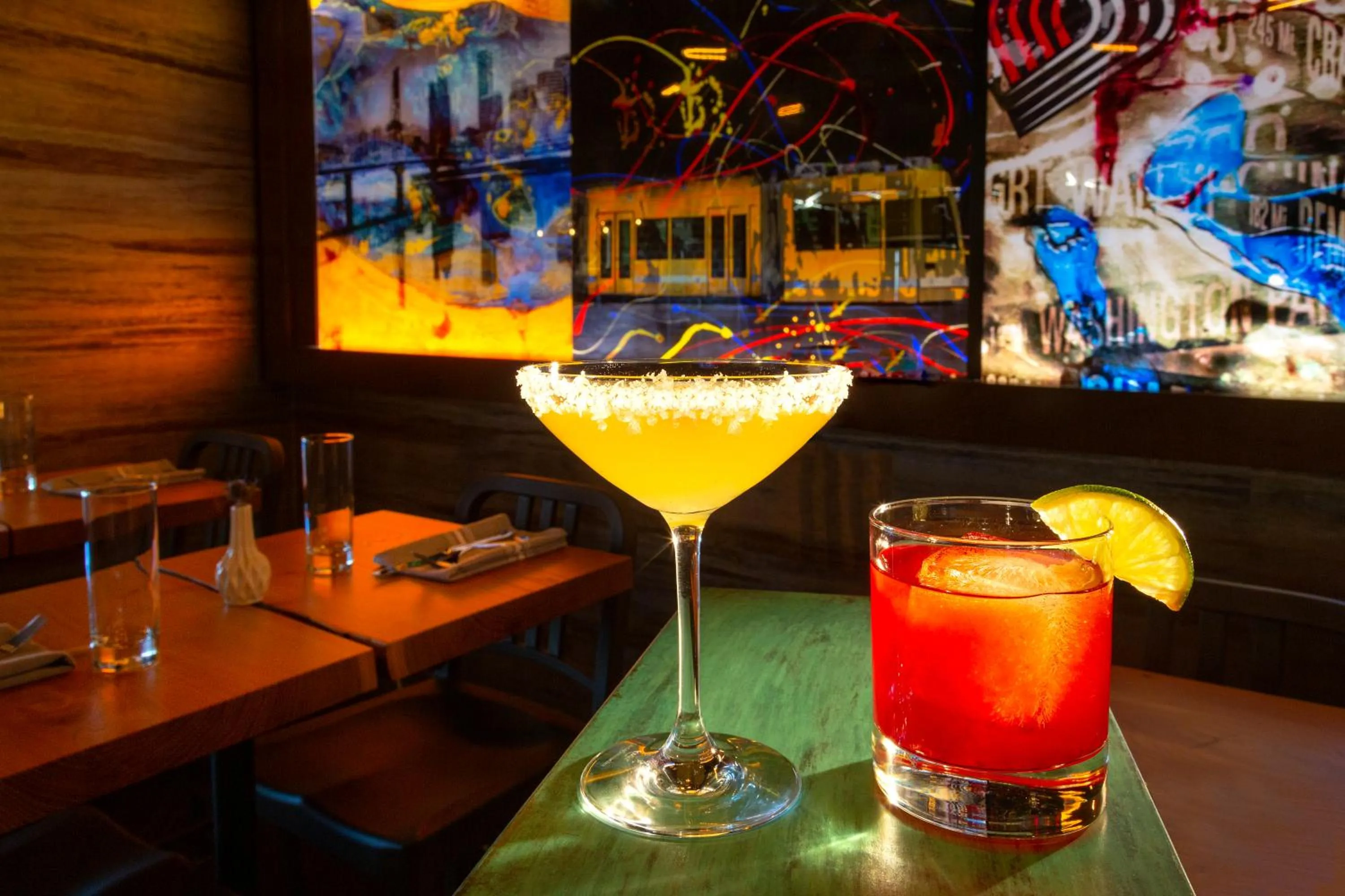 Lounge or bar in Silver Cloud Hotel - Portland