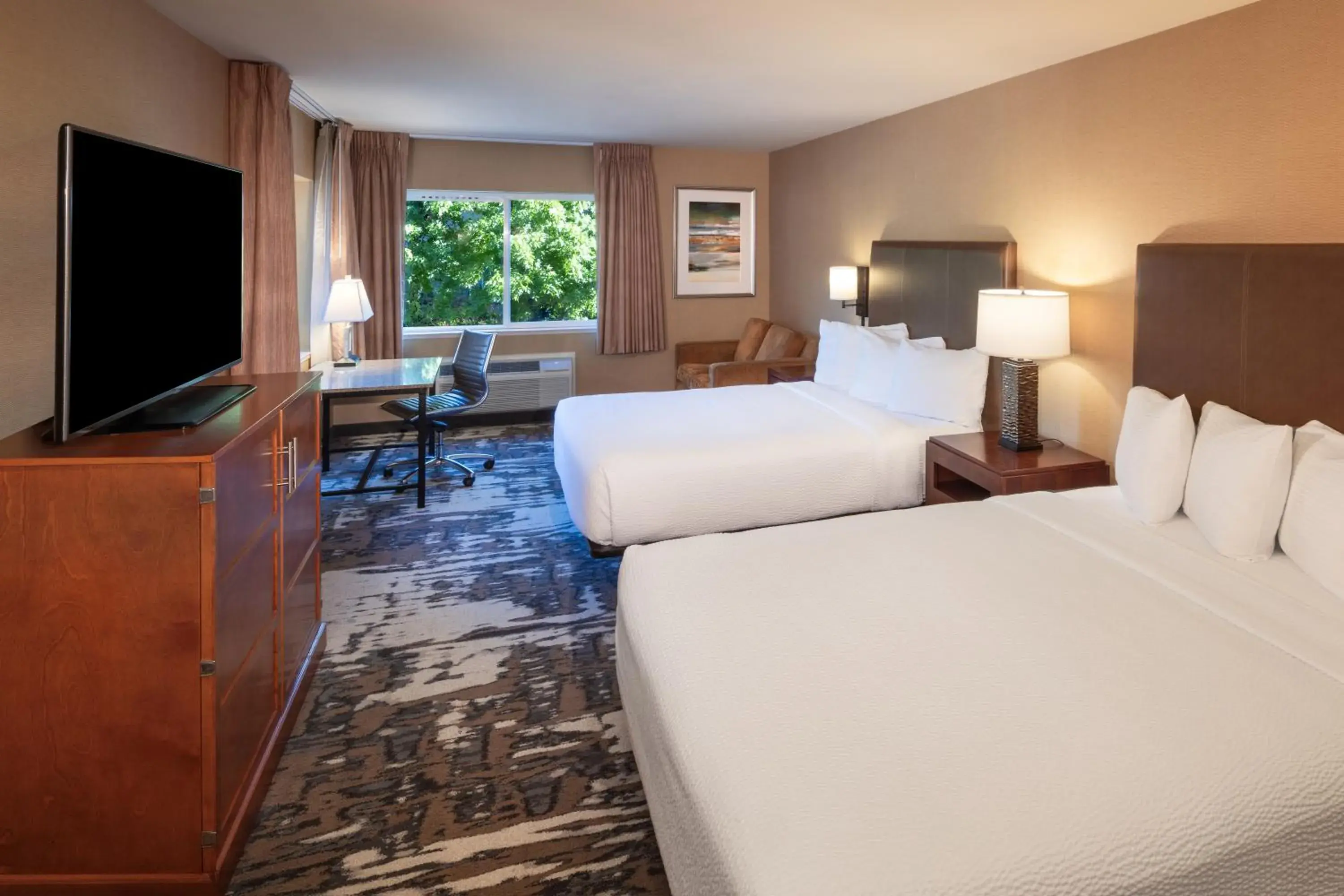 Two Queens Guest Room in Silver Cloud Hotel - Seattle University of Washington District Two Queens Guest Room in Silver Cloud Hotel - Seattle University of Washington District