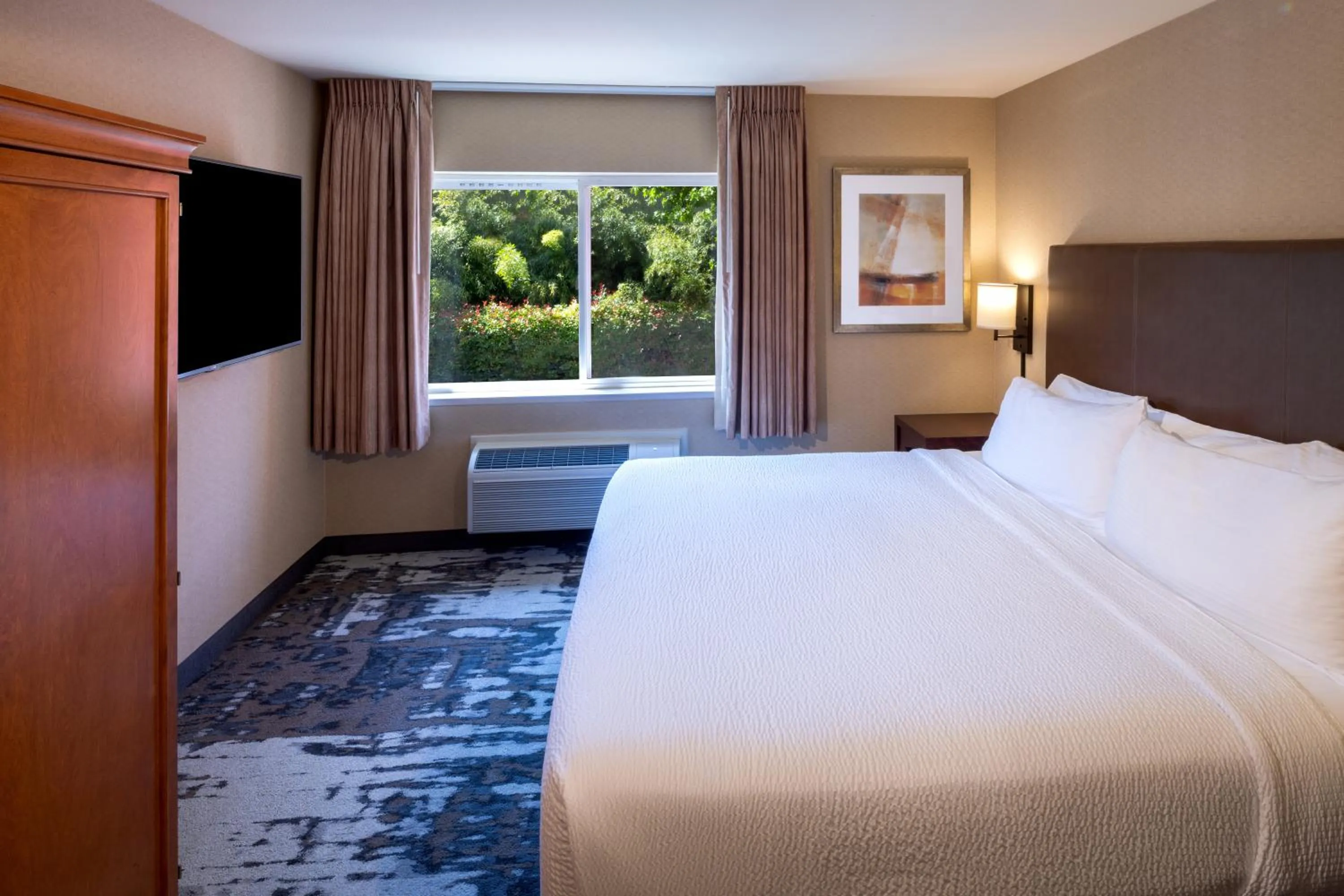 TV and multimedia, Bed in Silver Cloud Hotel - Seattle University of Washington District