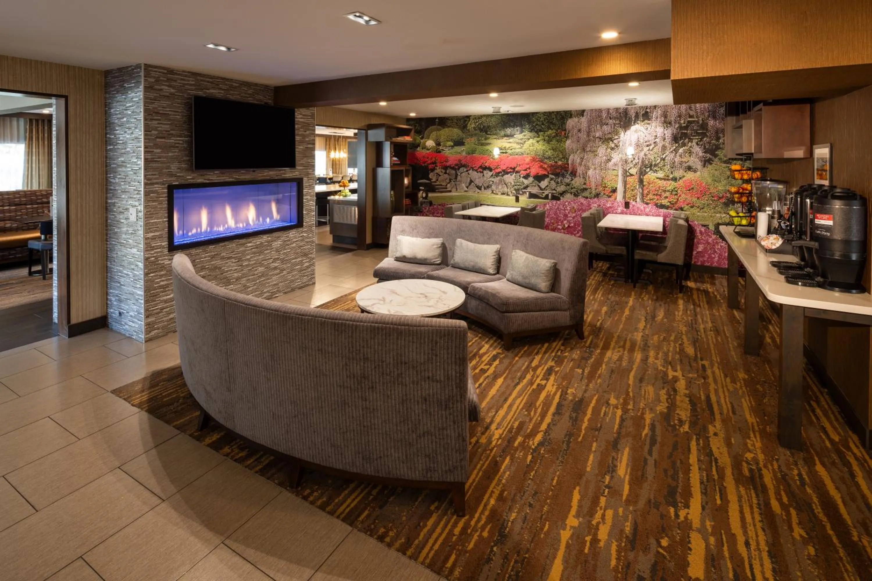 Communal lounge/ TV room in Silver Cloud Hotel - Seattle University of Washington District
