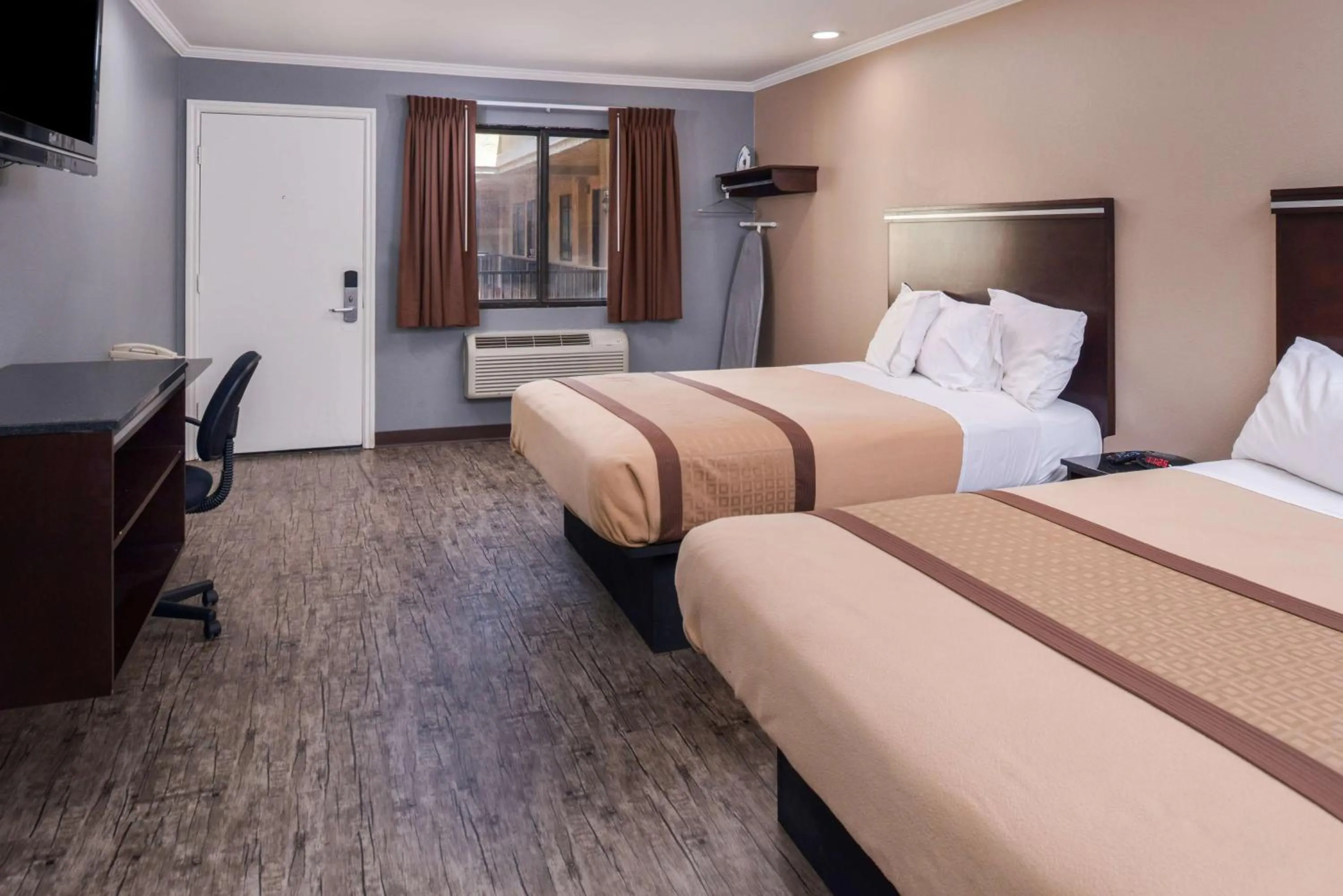 Bed in Laguna Inn and Suites