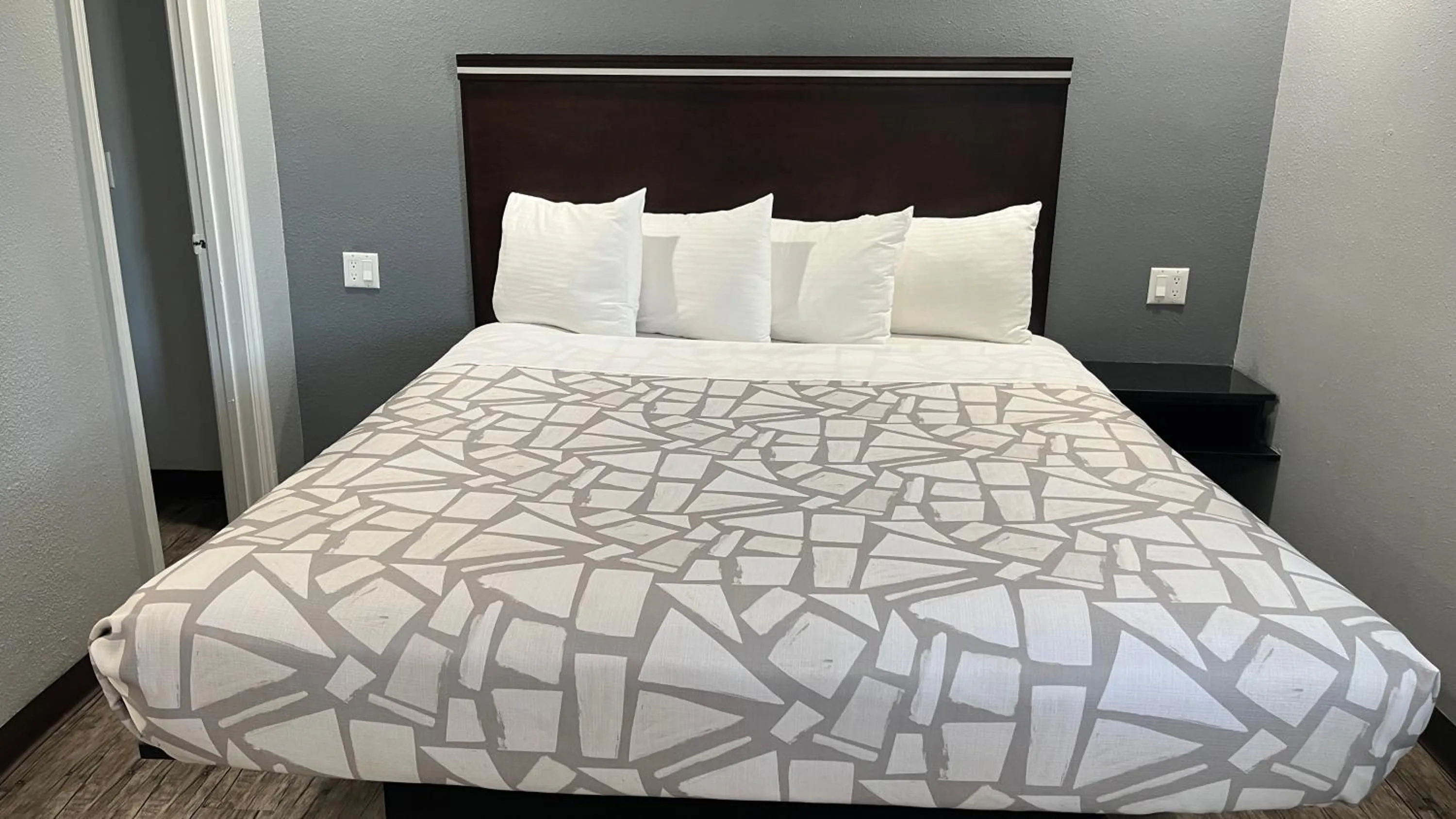 Bed in Laguna Inn and Suites