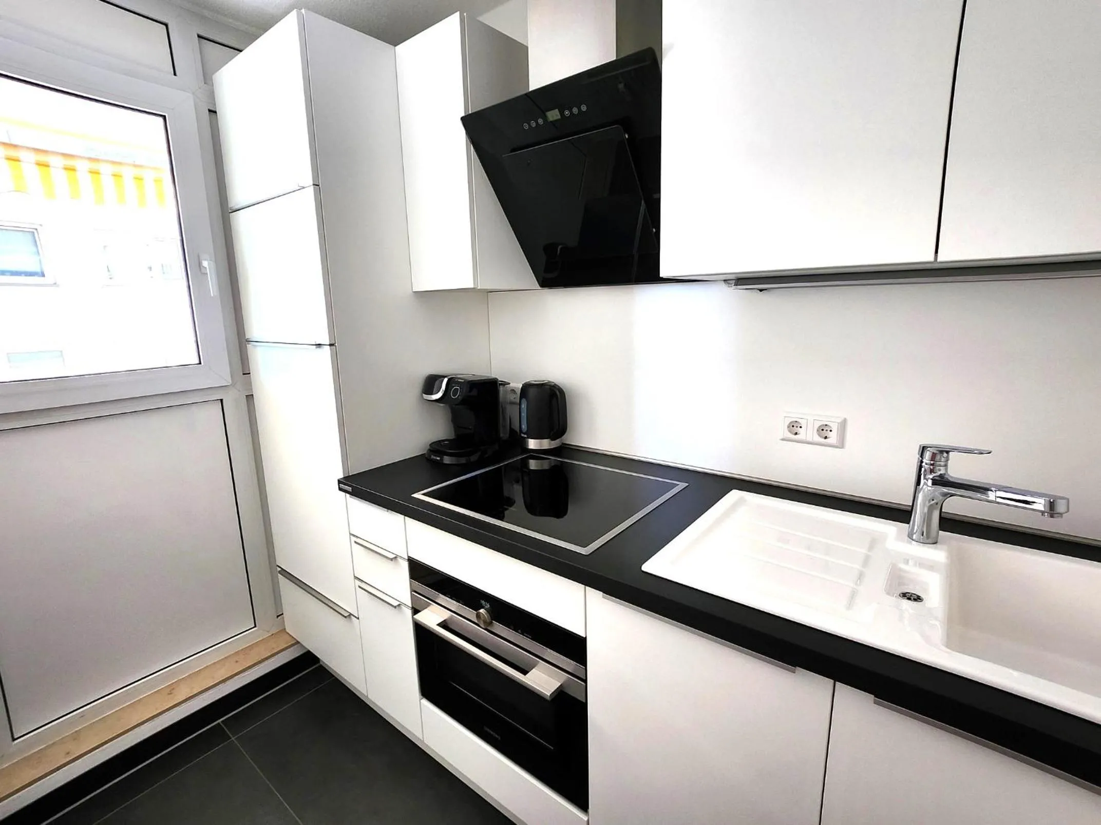 Kitchen or kitchenette in Innovative 2-Zimmer-Ferienwohnung am Kurpark 206
