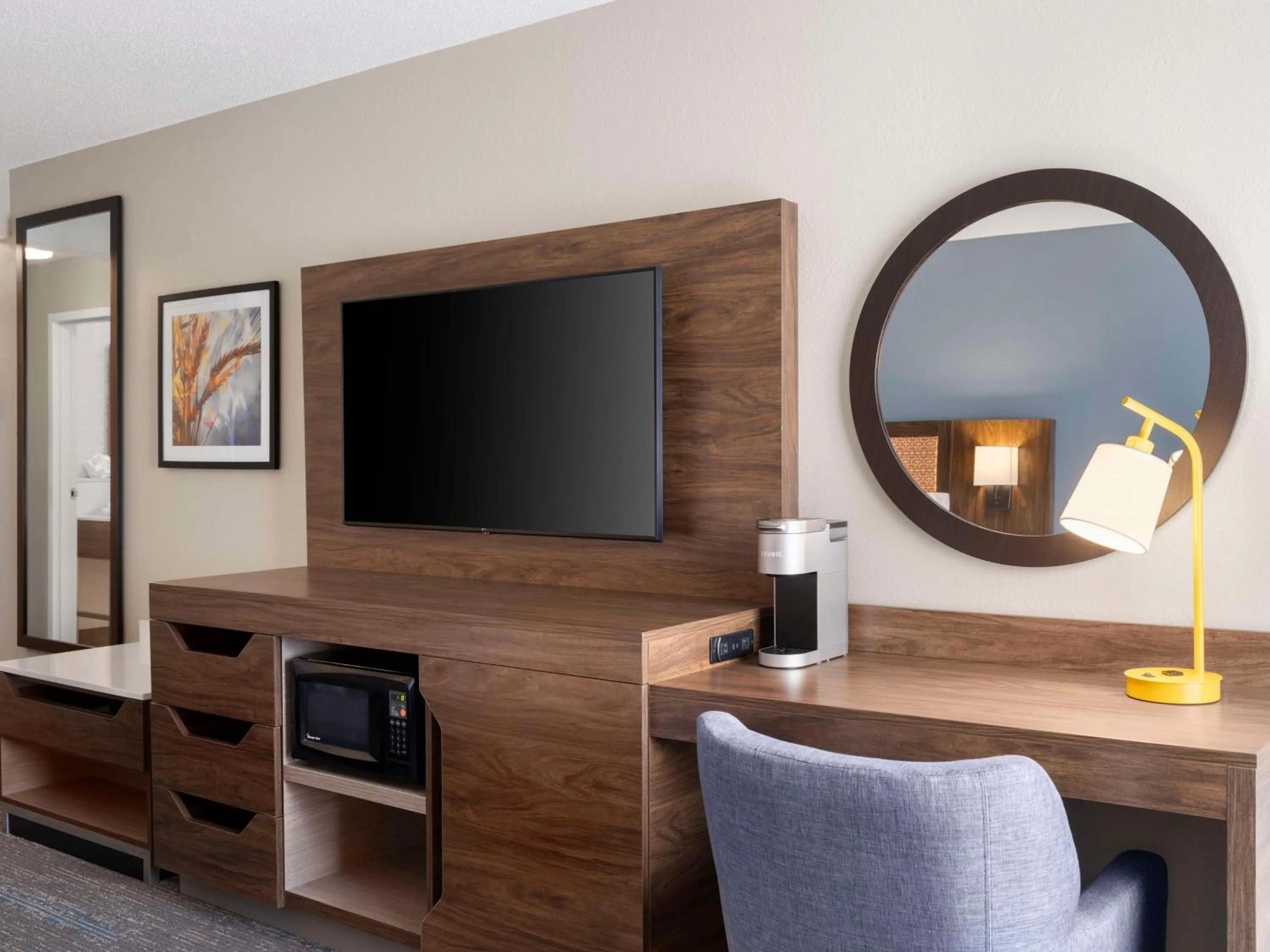 Bedroom in Hampton Inn Ottawa - Starved Rock Area