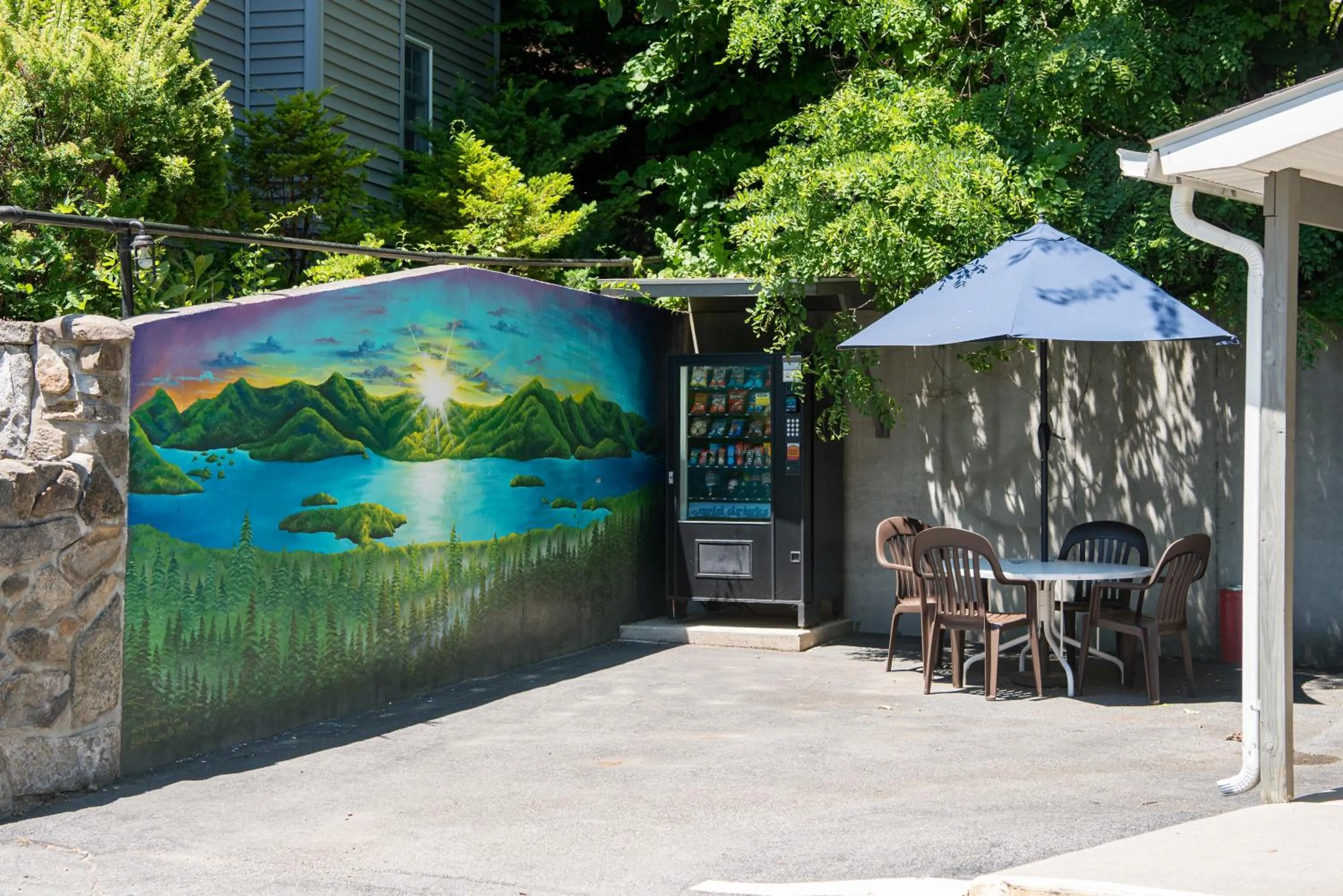 Seating area in Americas Best Value Inn & Suites Lake George