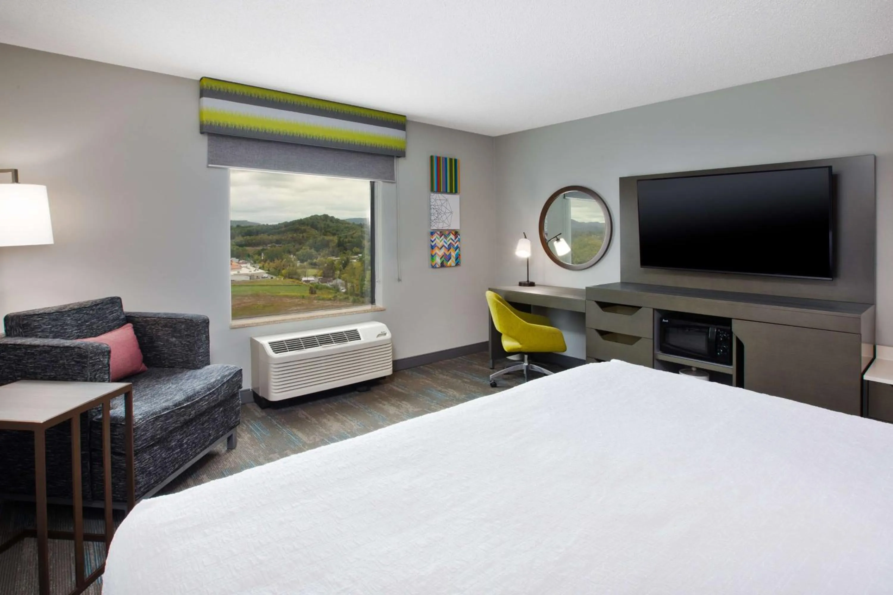 Photo of the whole room, Bed in Hampton Inn Elkins