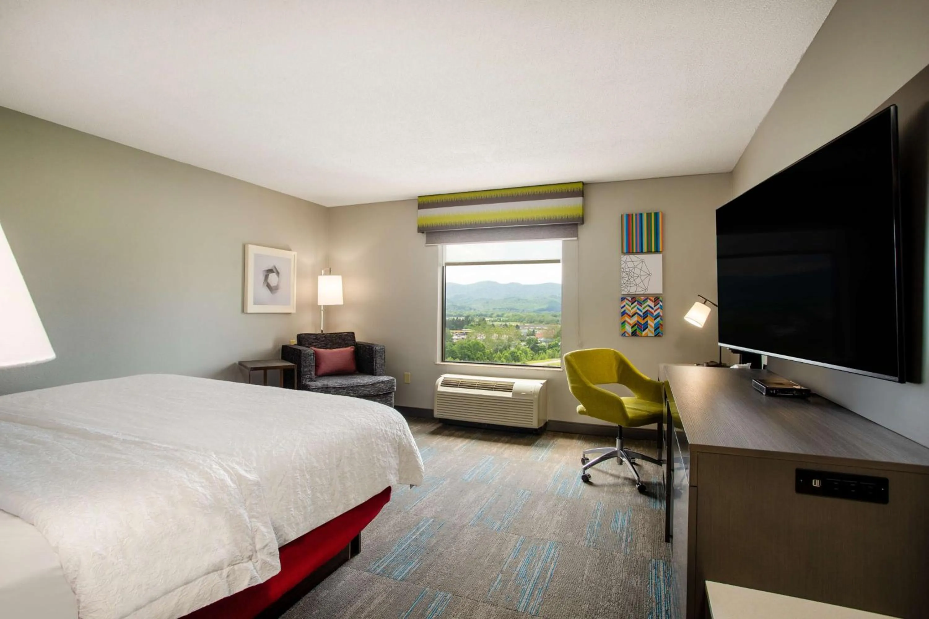 Bedroom, Bed in Hampton Inn Elkins