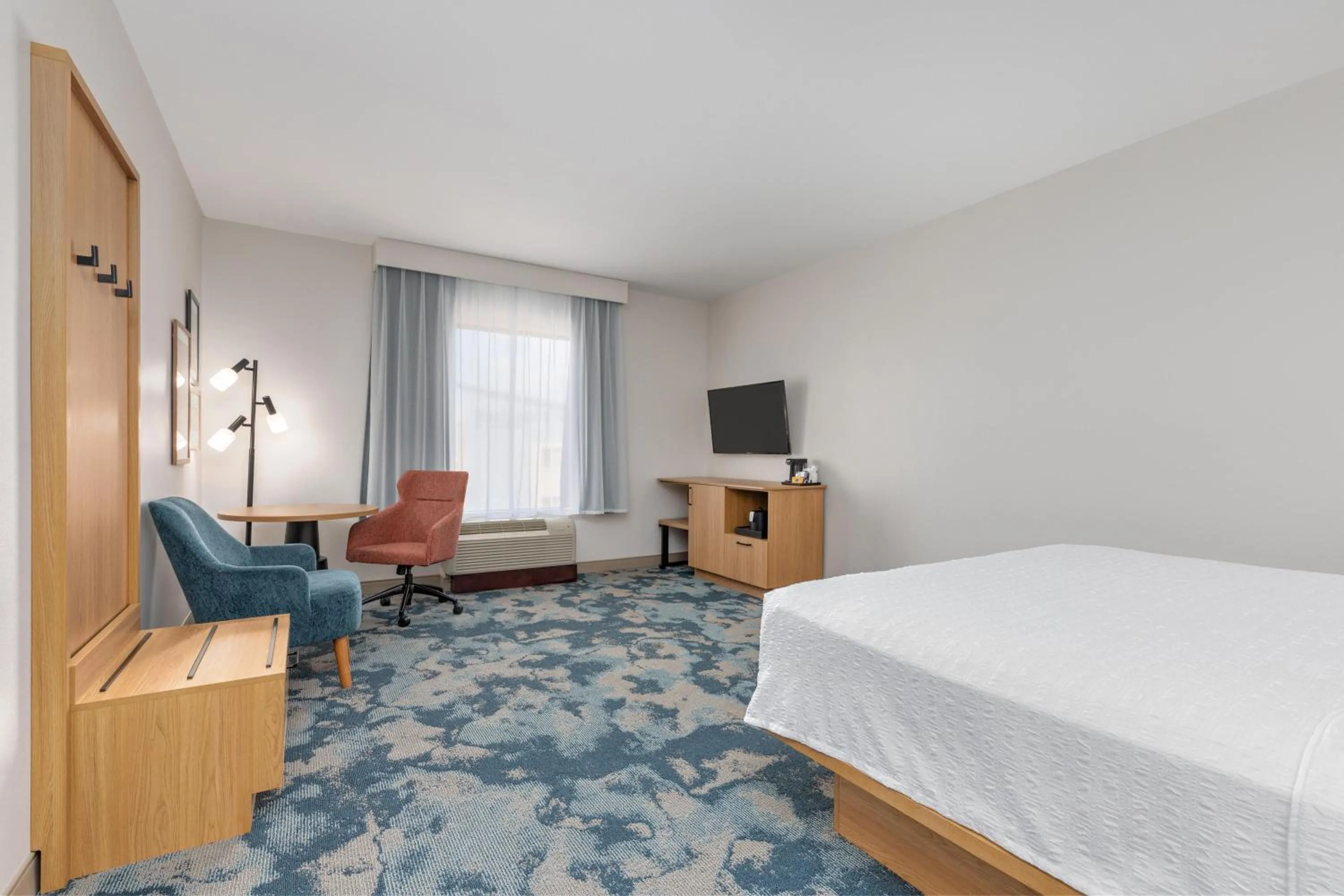 Bed in Hampton Inn and Suites Houston Pasadena