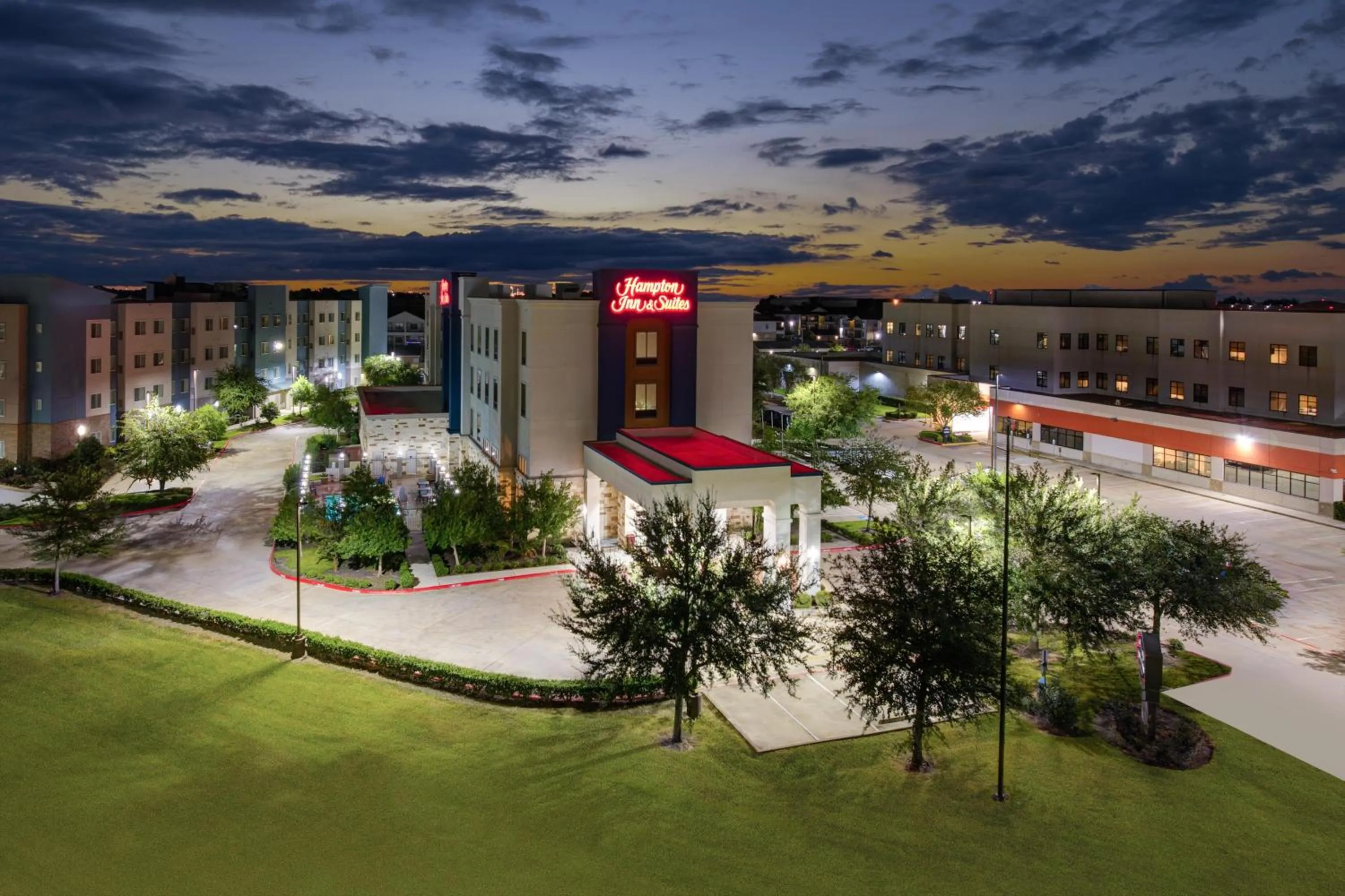 Property building in Hampton Inn and Suites Houston Pasadena