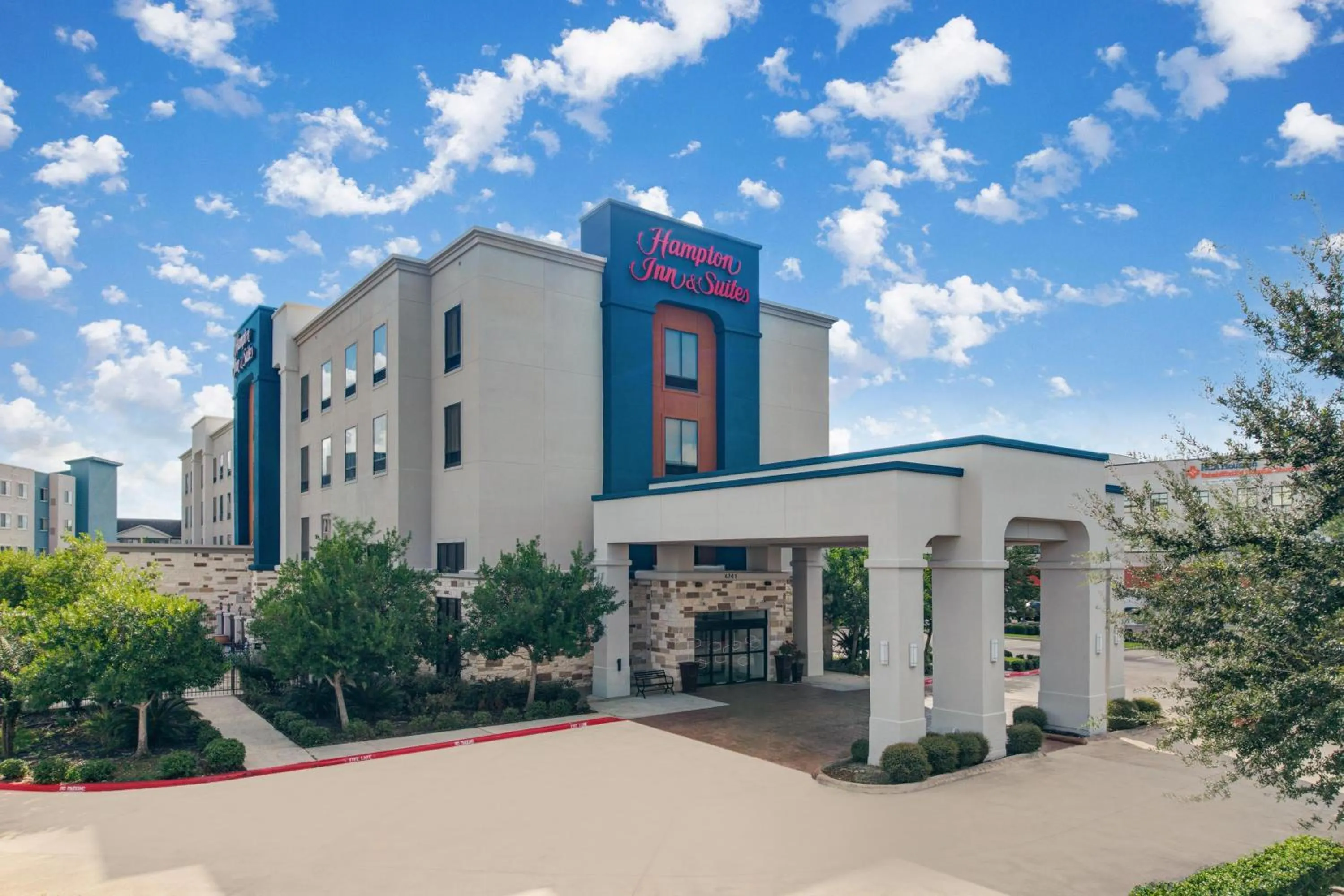 Property building in Hampton Inn and Suites Houston Pasadena