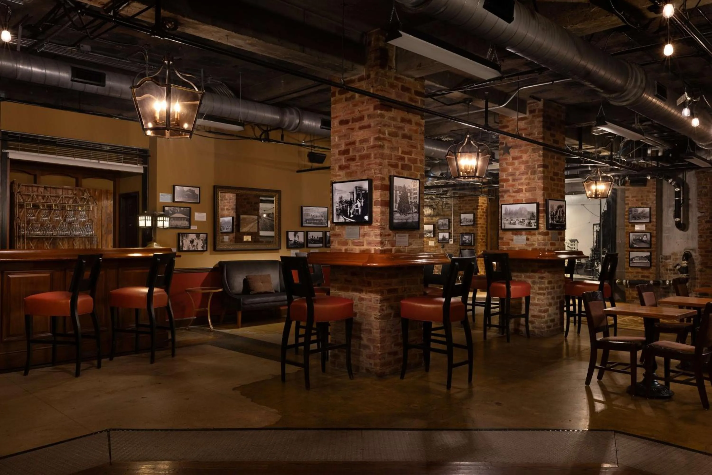 Restaurant/places to eat in Hotel Roanoke & Conference Center, Curio Collection by Hilton