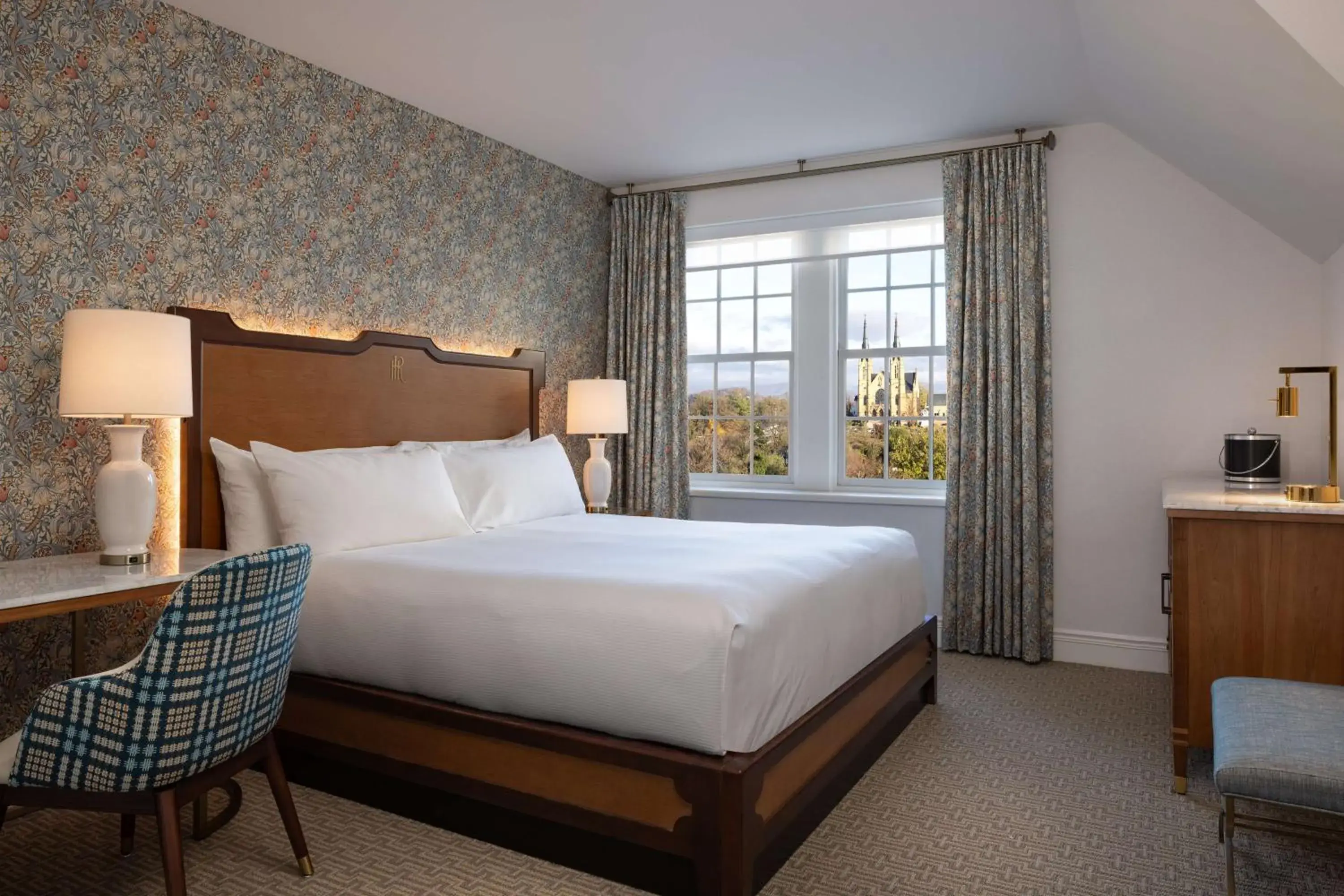 Junior King Suite with Seating Area in Hotel Roanoke & Conference Center, Curio Collection by Hilton Junior King Suite with Seating Area in Hotel Roanoke & Conference Center, Curio Collection by Hilton