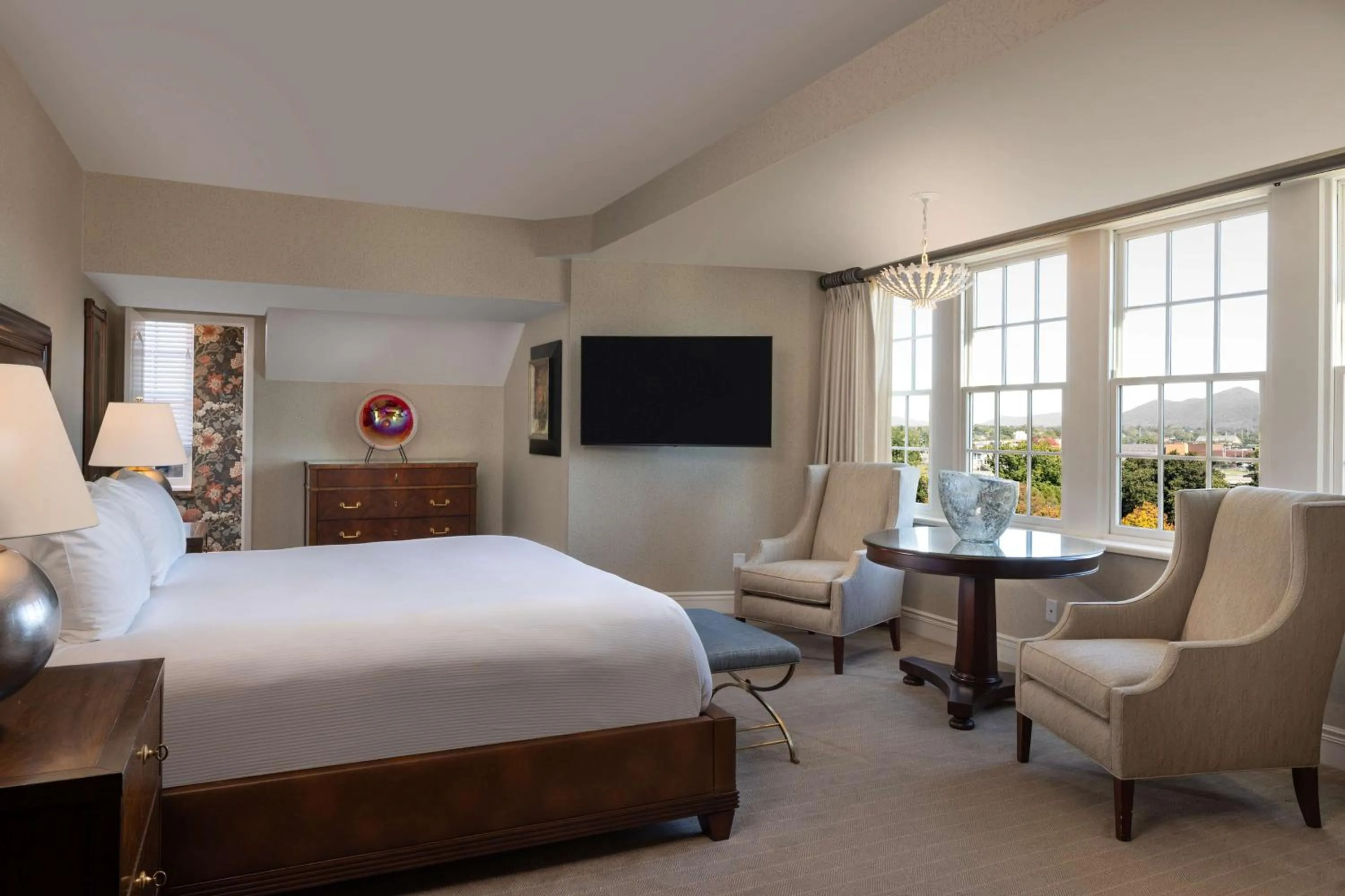 Bedroom, Bed in Hotel Roanoke & Conference Center, Curio Collection by Hilton