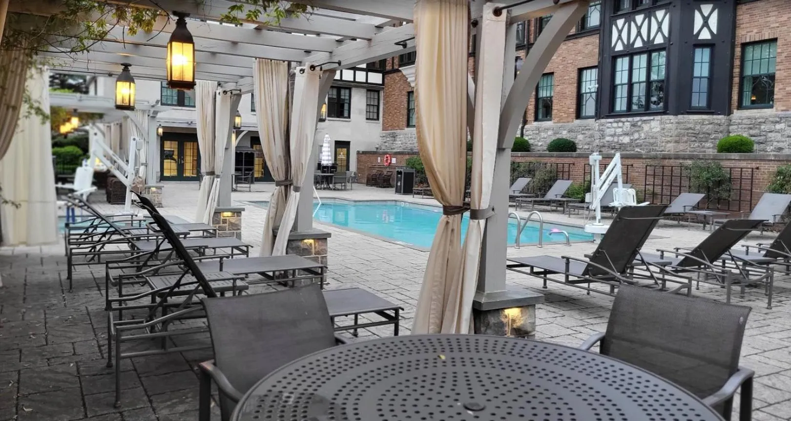 Hotel Roanoke & Conference Center, Curio Collection by Hilton